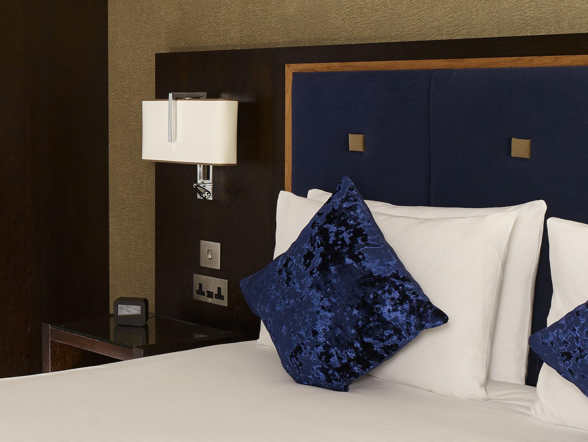Doubletree By Hilton Woking Hotell Exteriör bild