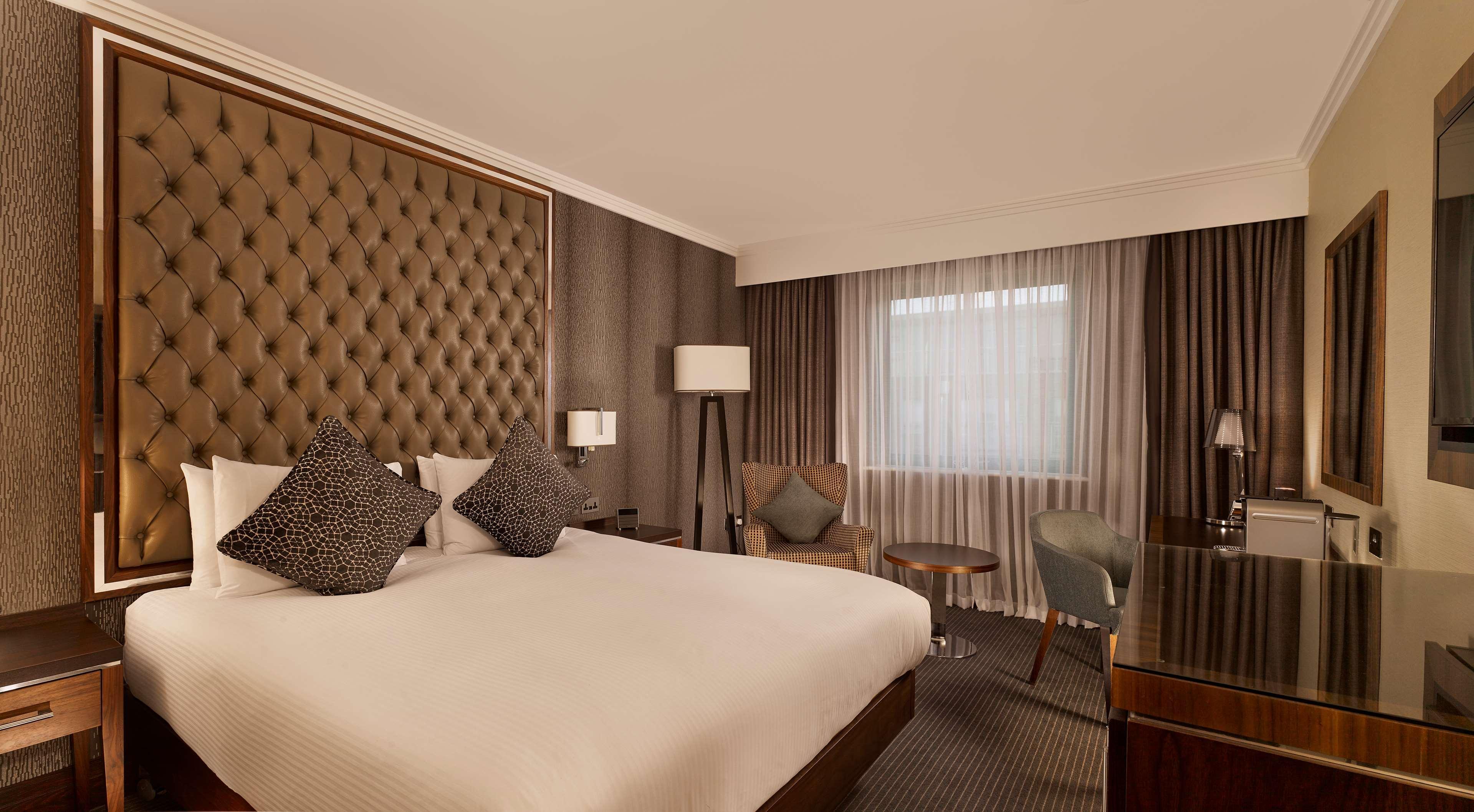 Doubletree By Hilton Woking Hotell Exteriör bild