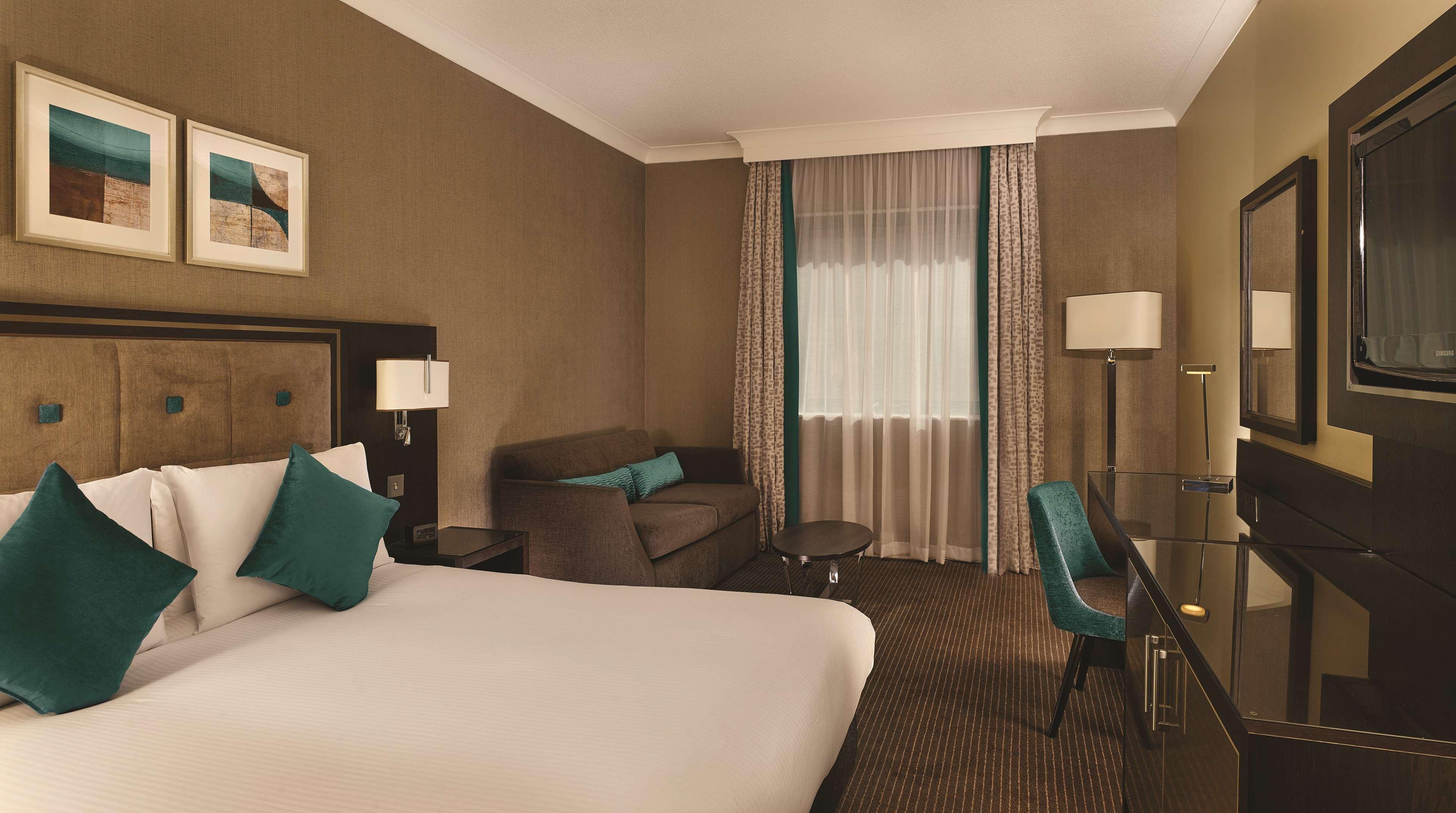 Doubletree By Hilton Woking Hotell Exteriör bild