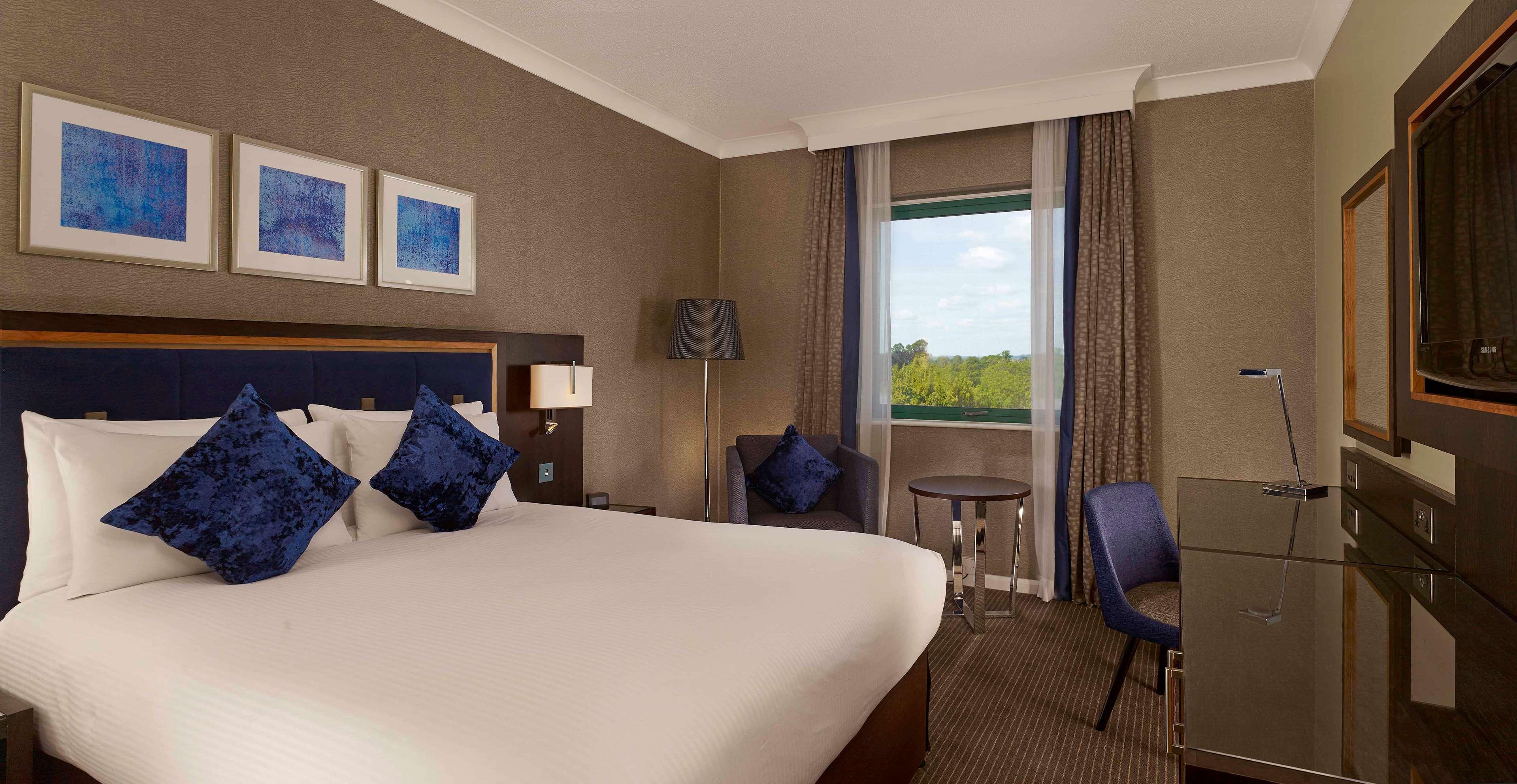 Doubletree By Hilton Woking Hotell Exteriör bild