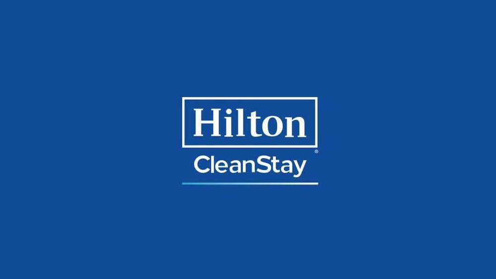 Doubletree By Hilton Woking Hotell Exteriör bild