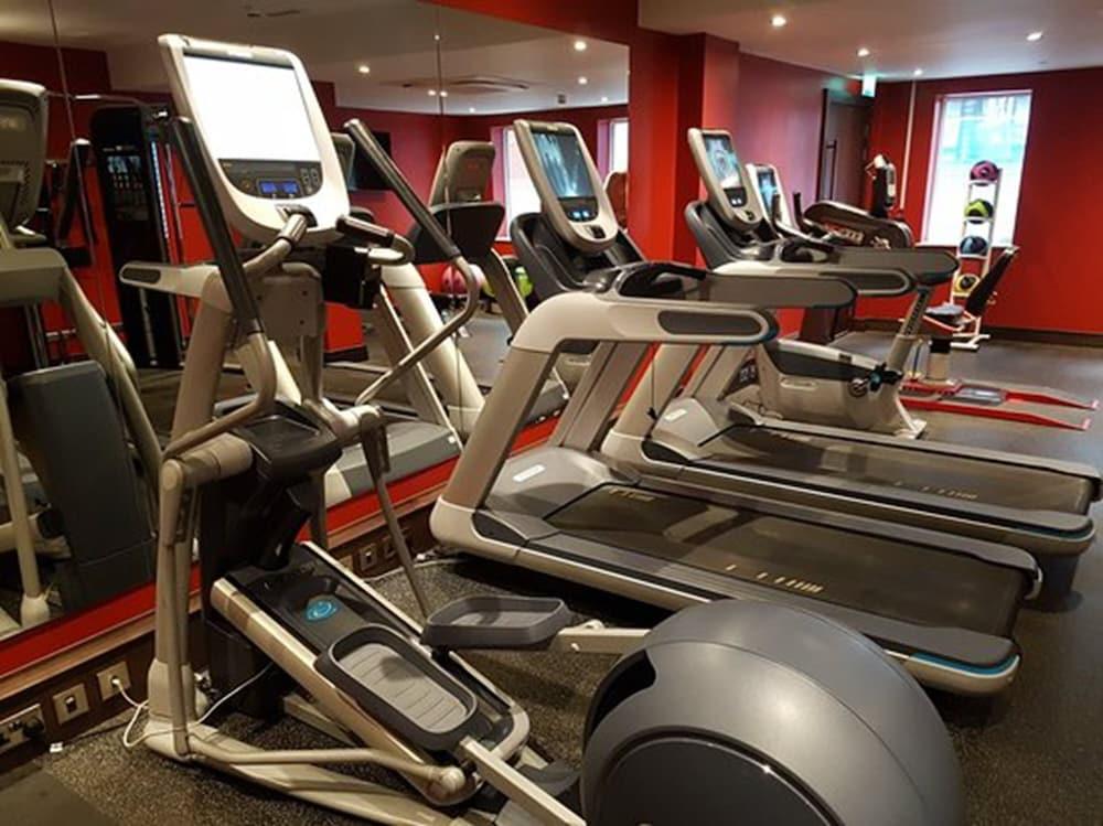 Doubletree By Hilton Woking Hotell Exteriör bild