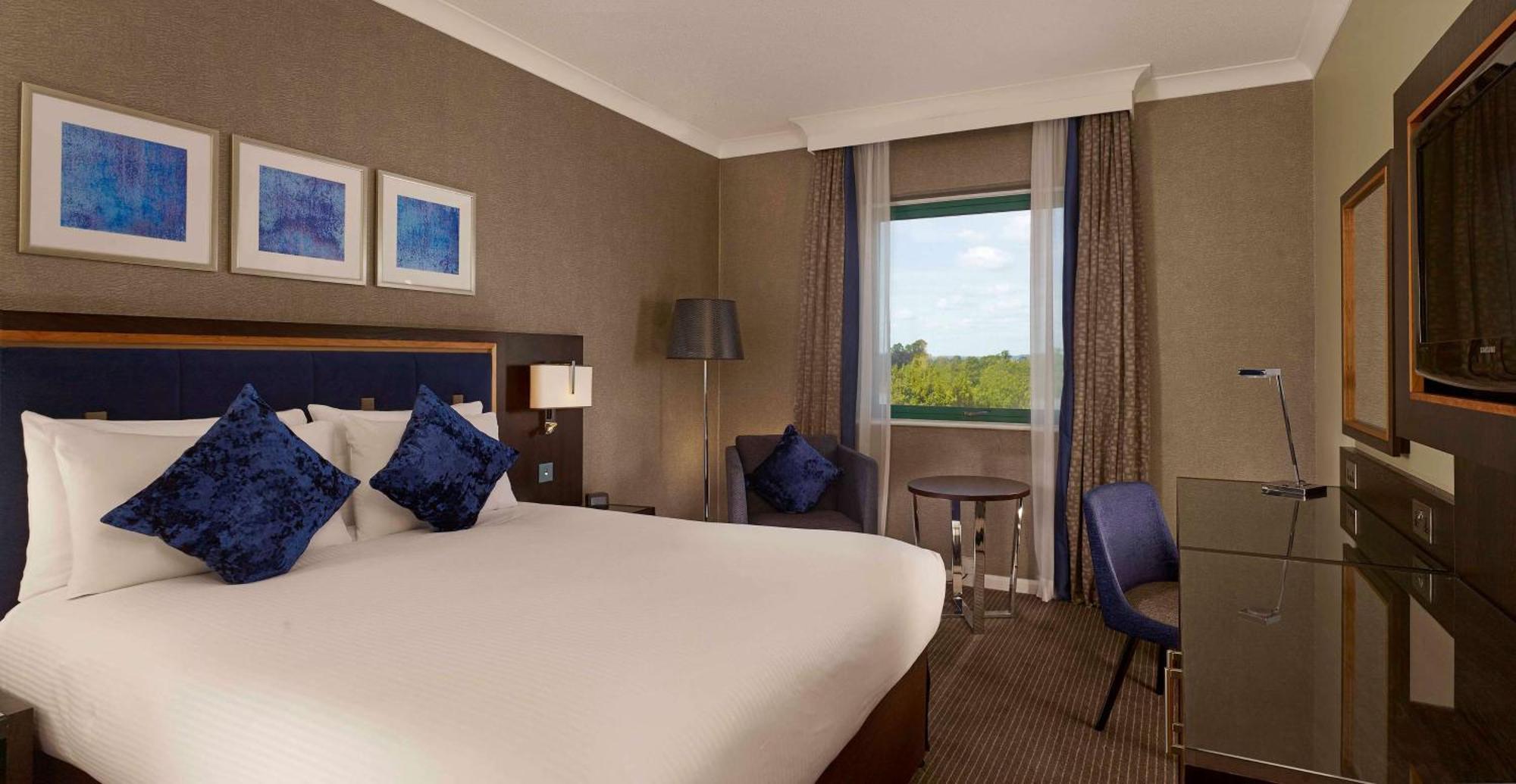 Doubletree By Hilton Woking Hotell Exteriör bild