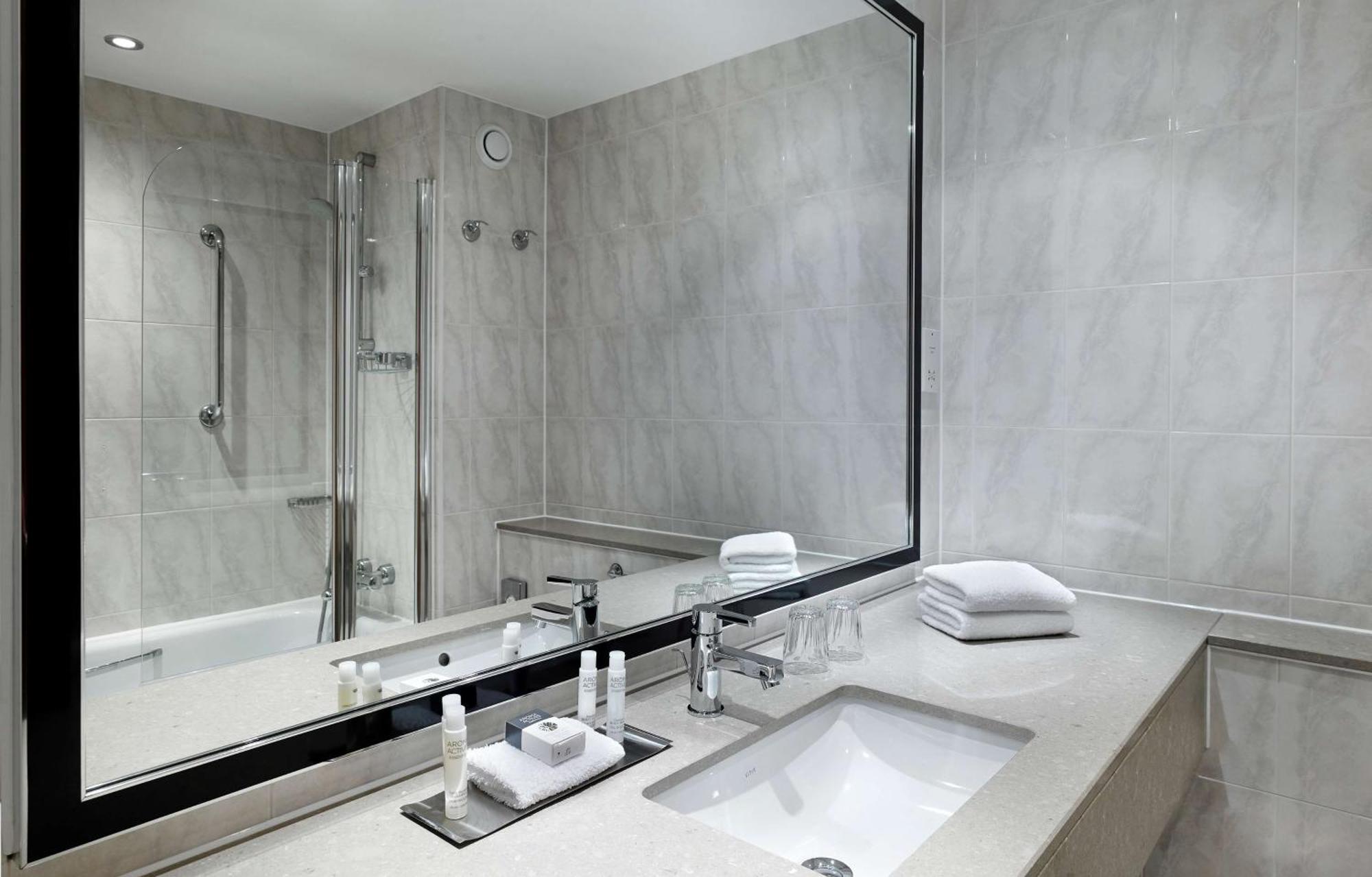 Doubletree By Hilton Woking Hotell Exteriör bild