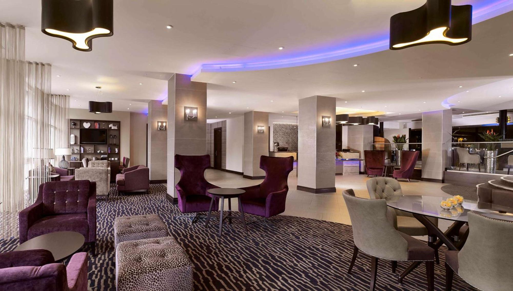 Doubletree By Hilton Woking Hotell Exteriör bild