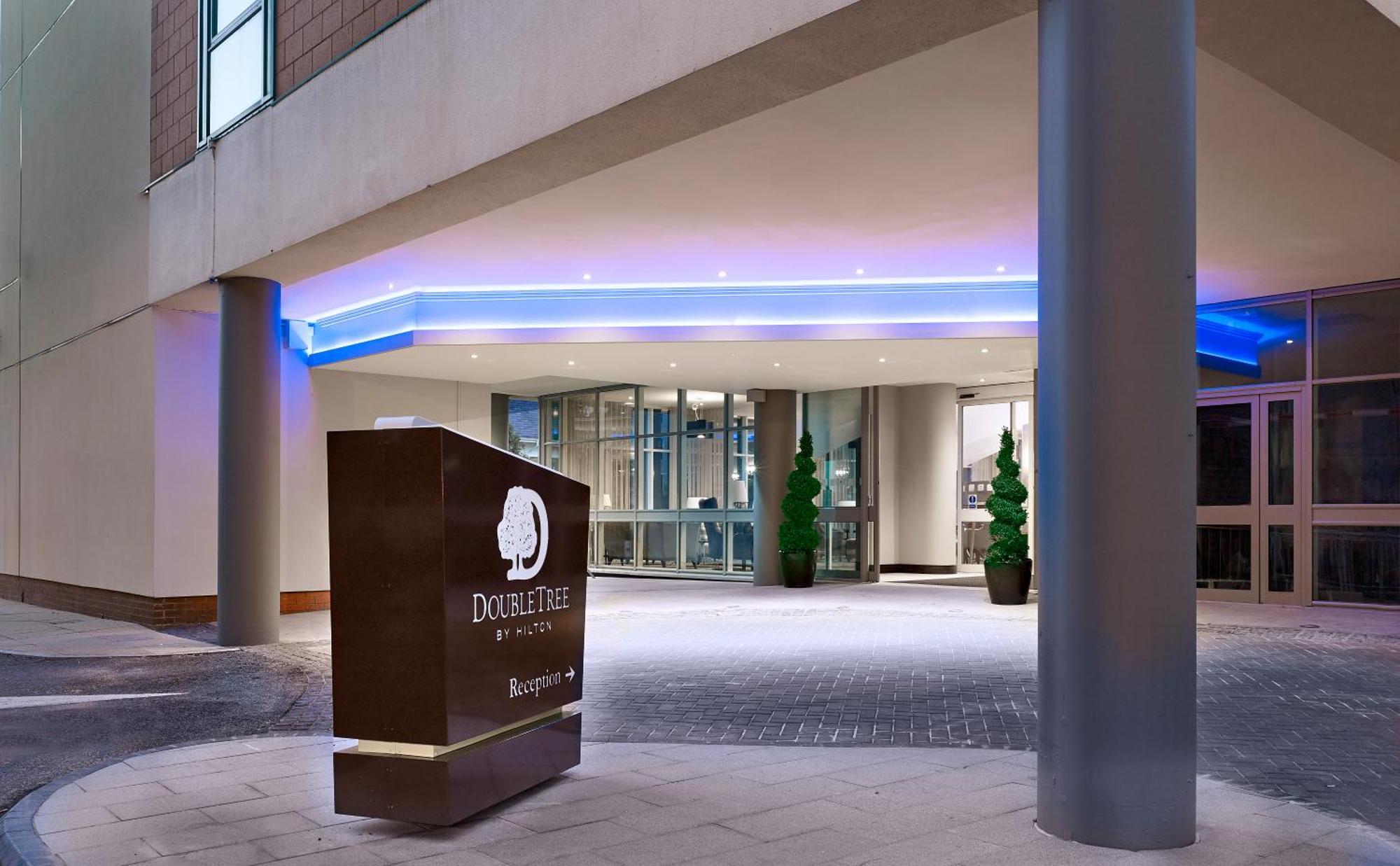 Doubletree By Hilton Woking Hotell Exteriör bild