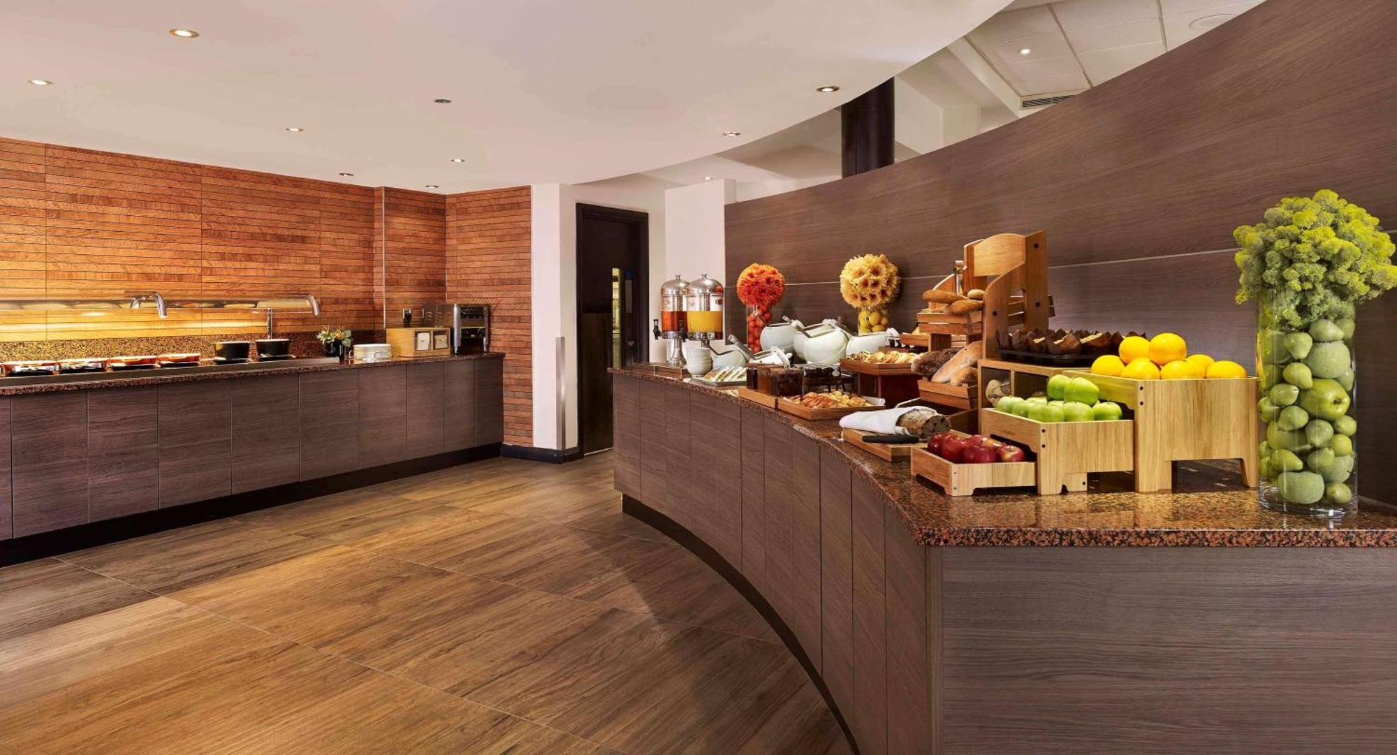 Doubletree By Hilton Woking Hotell Exteriör bild