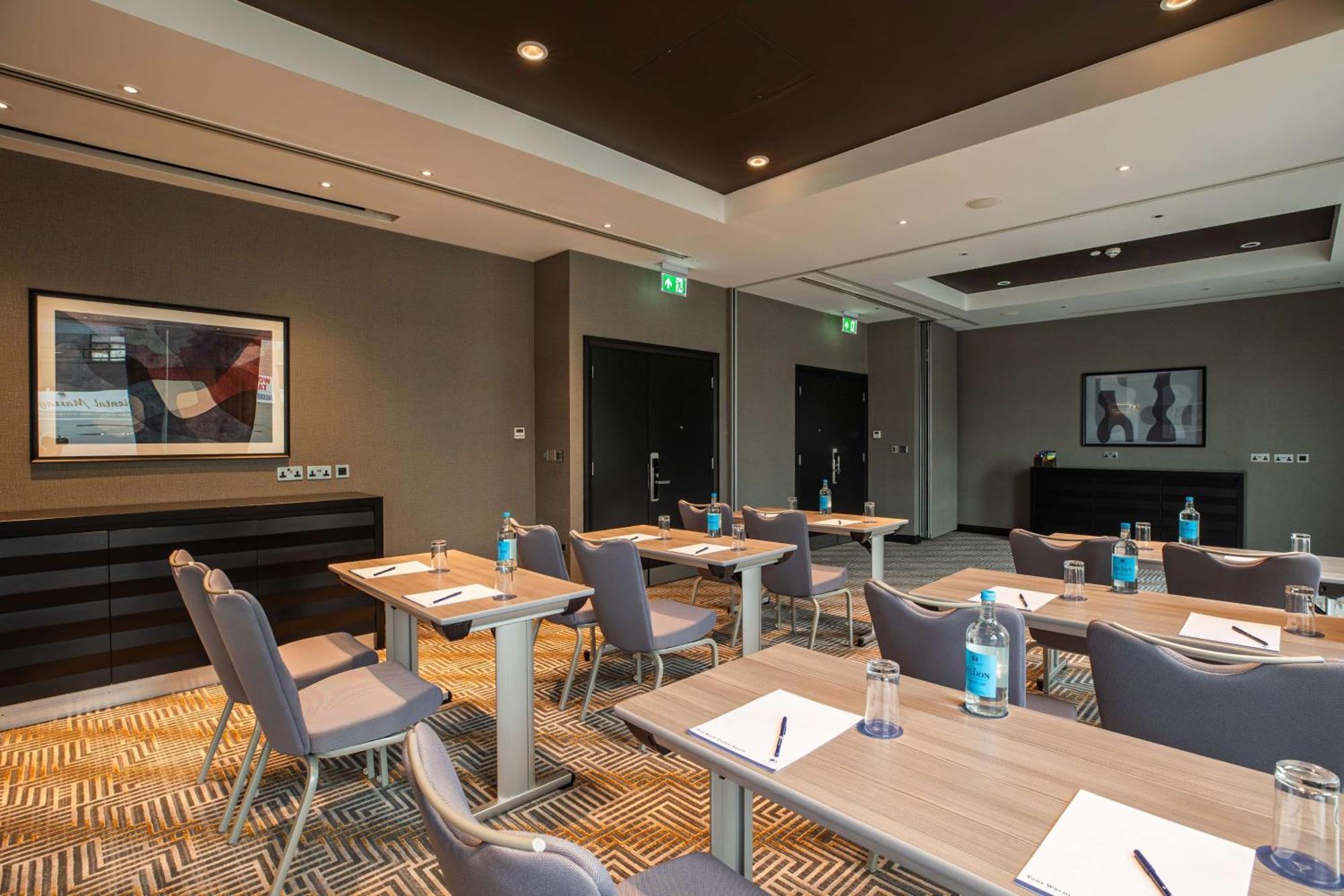 Doubletree By Hilton Woking Hotell Exteriör bild