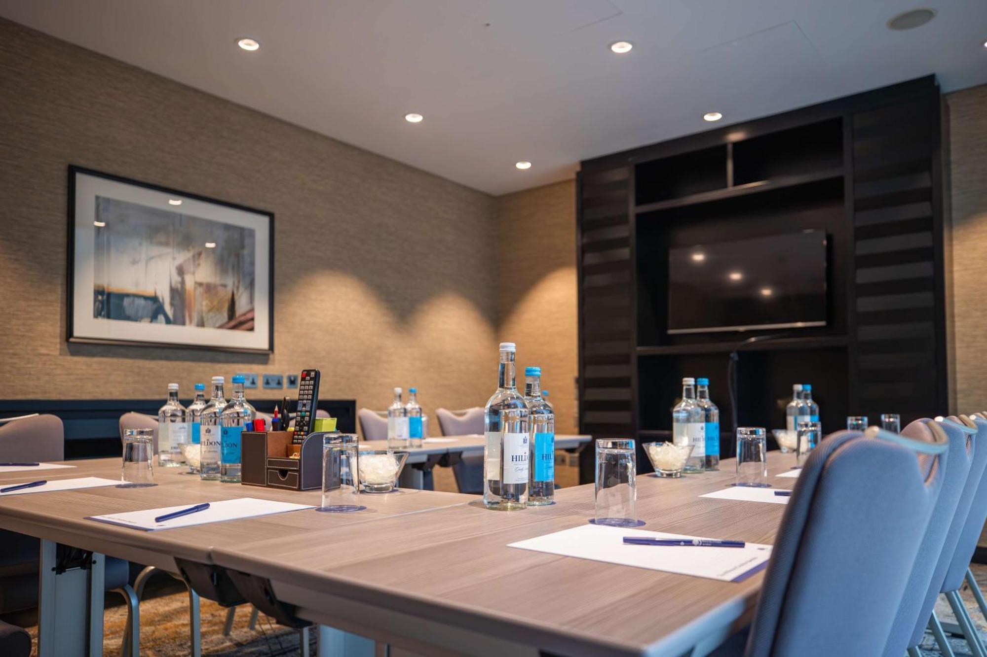 Doubletree By Hilton Woking Hotell Exteriör bild