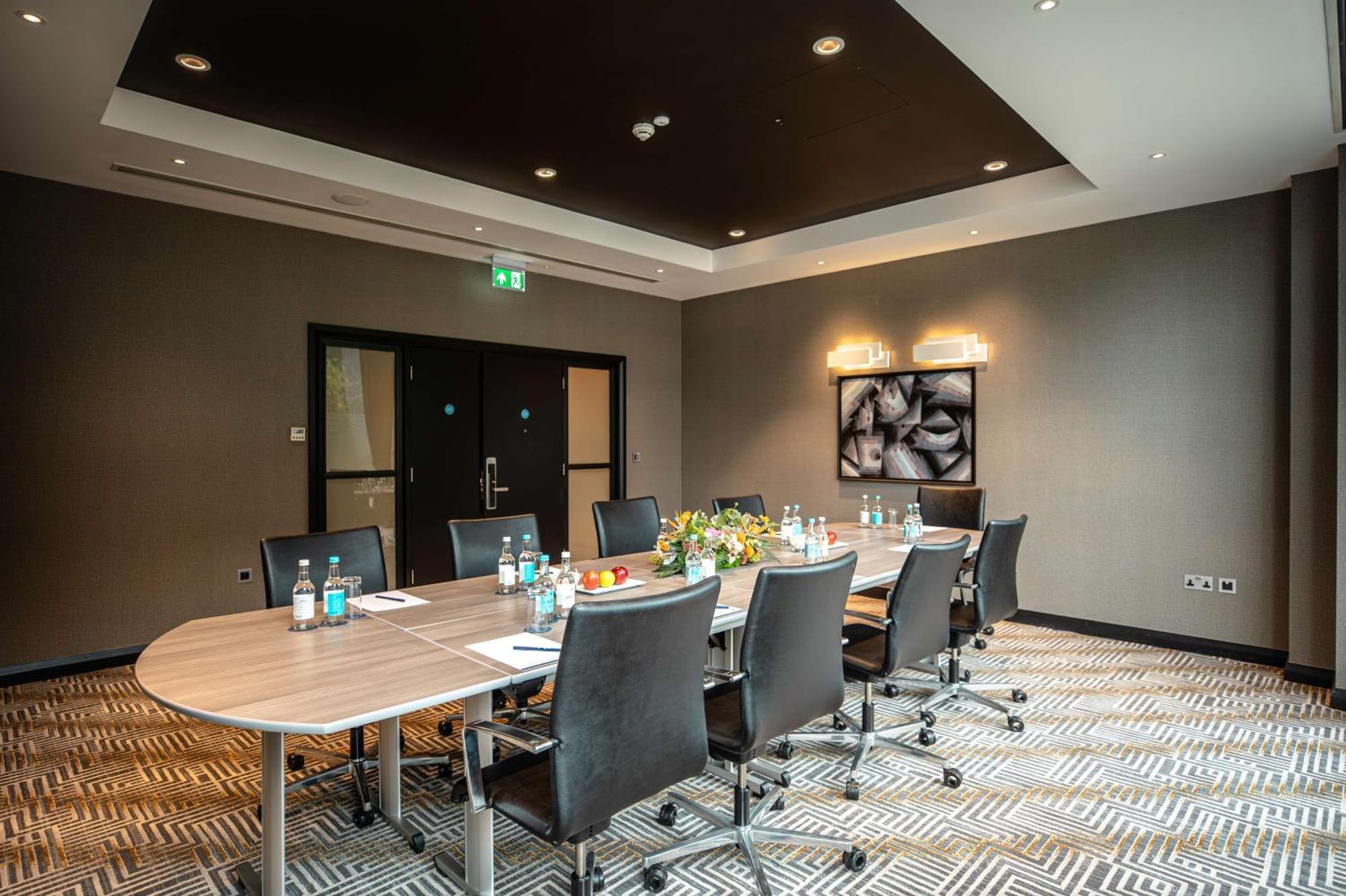Doubletree By Hilton Woking Hotell Exteriör bild