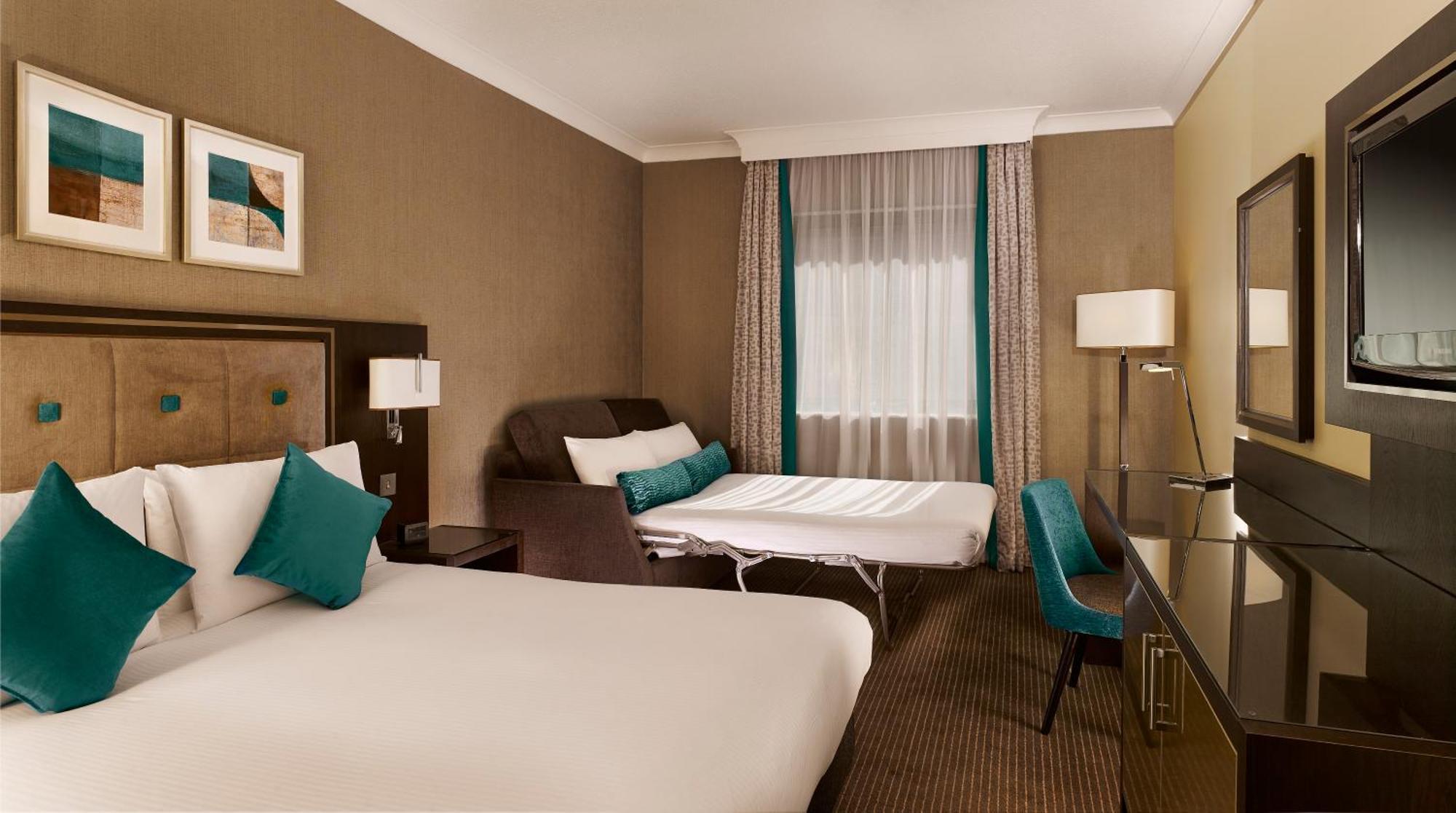 Doubletree By Hilton Woking Hotell Exteriör bild
