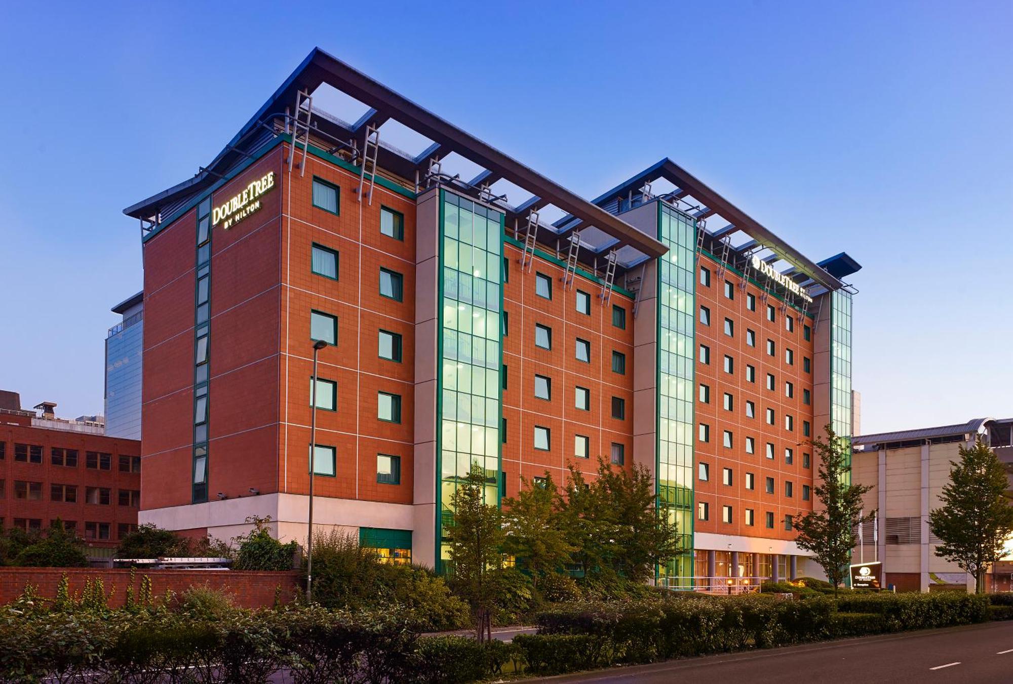 Doubletree By Hilton Woking Hotell Exteriör bild