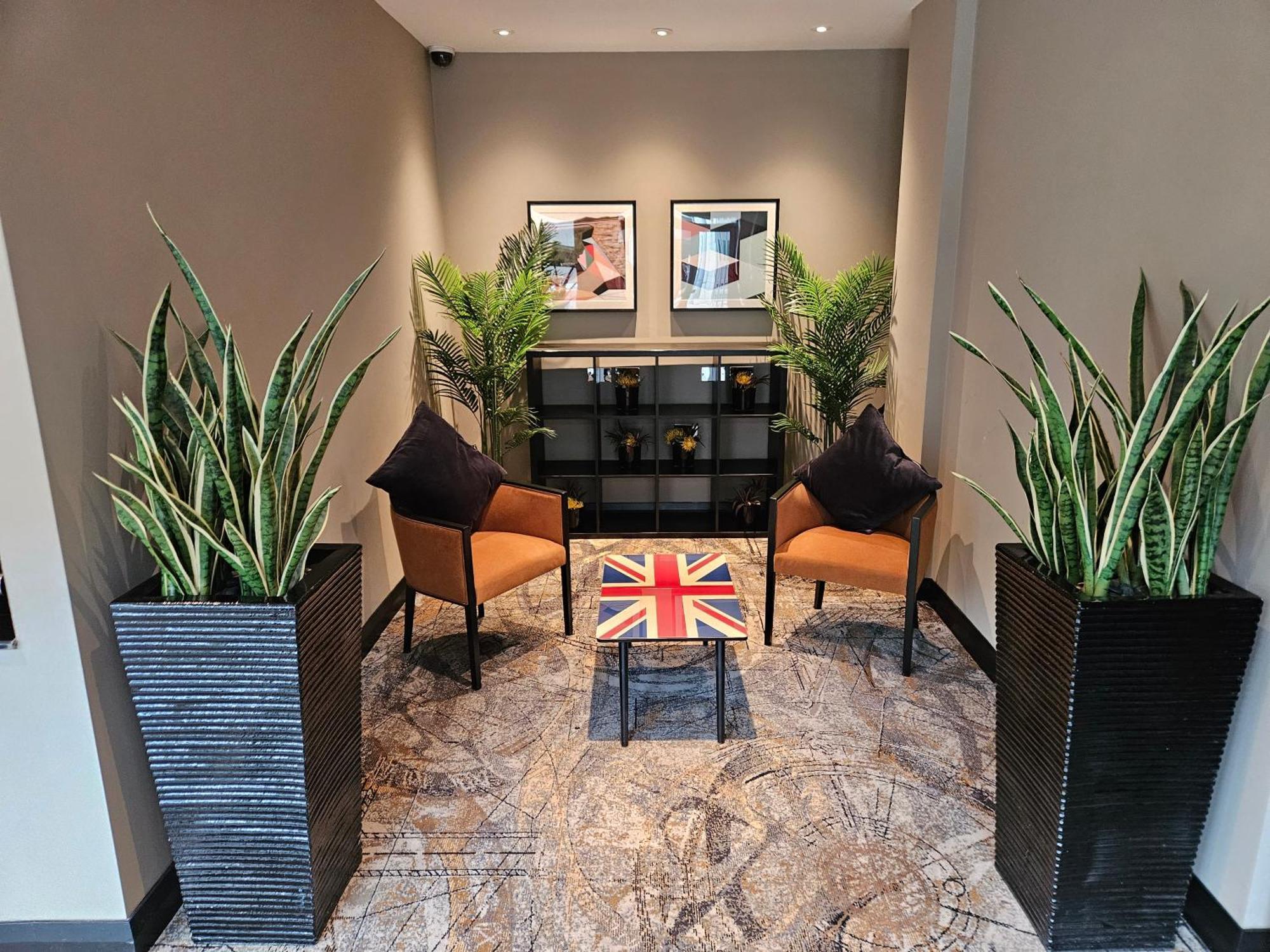 Doubletree By Hilton Woking Hotell Exteriör bild