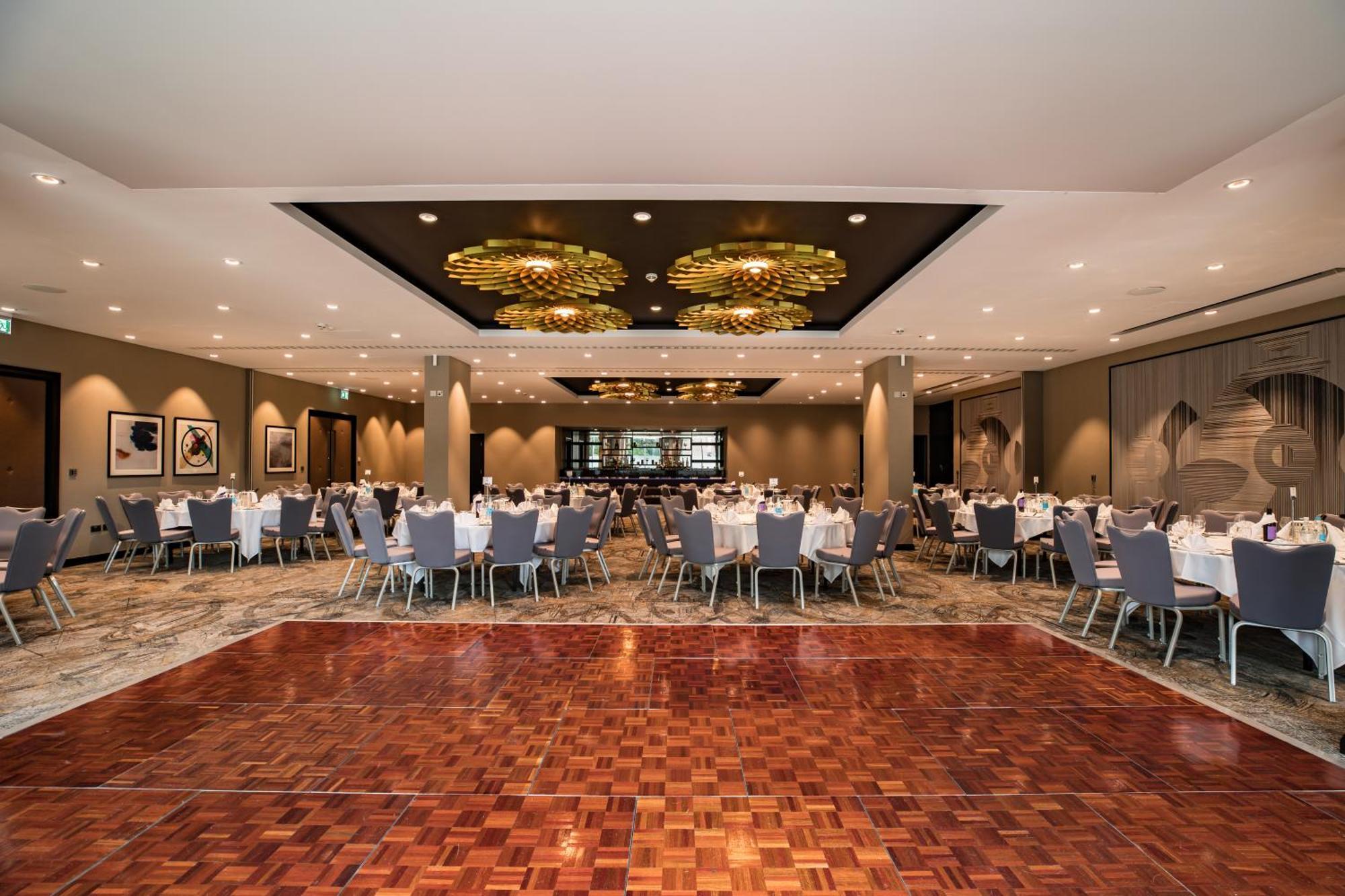 Doubletree By Hilton Woking Hotell Exteriör bild