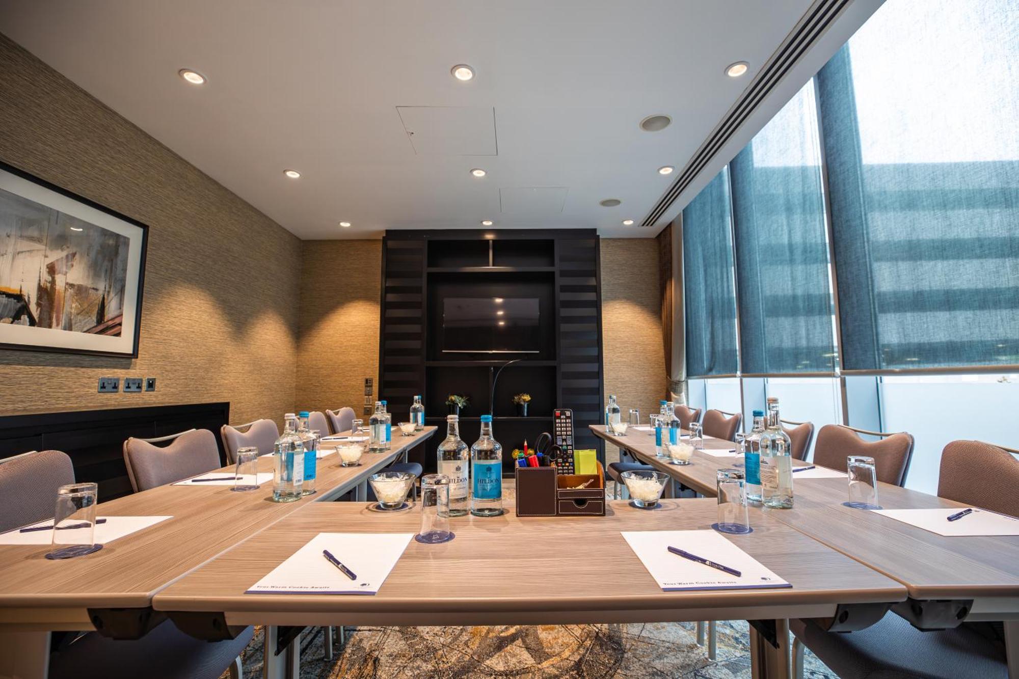 Doubletree By Hilton Woking Hotell Exteriör bild
