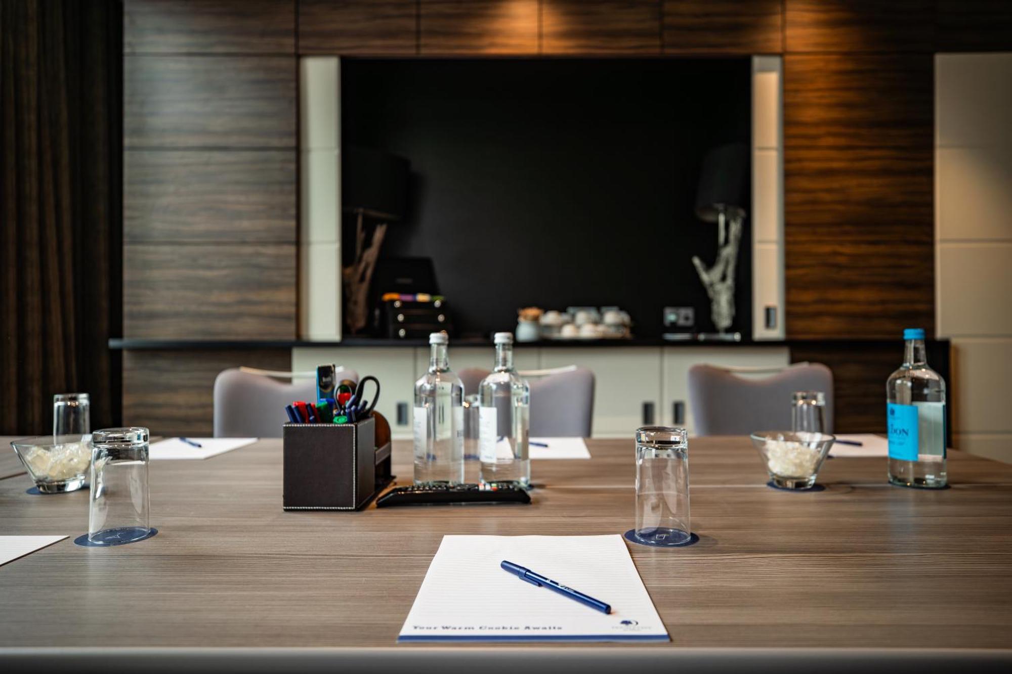 Doubletree By Hilton Woking Hotell Exteriör bild