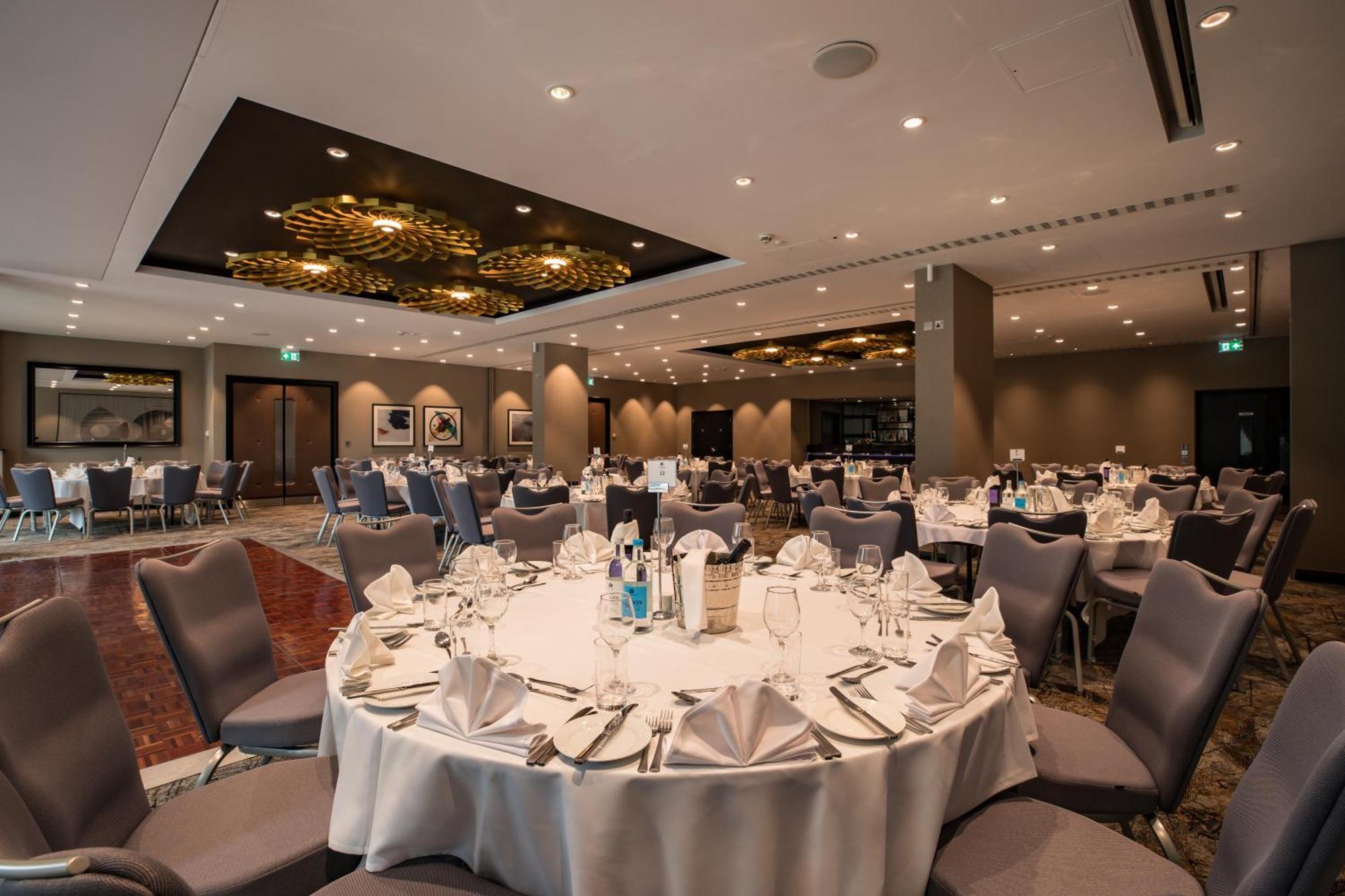 Doubletree By Hilton Woking Hotell Exteriör bild