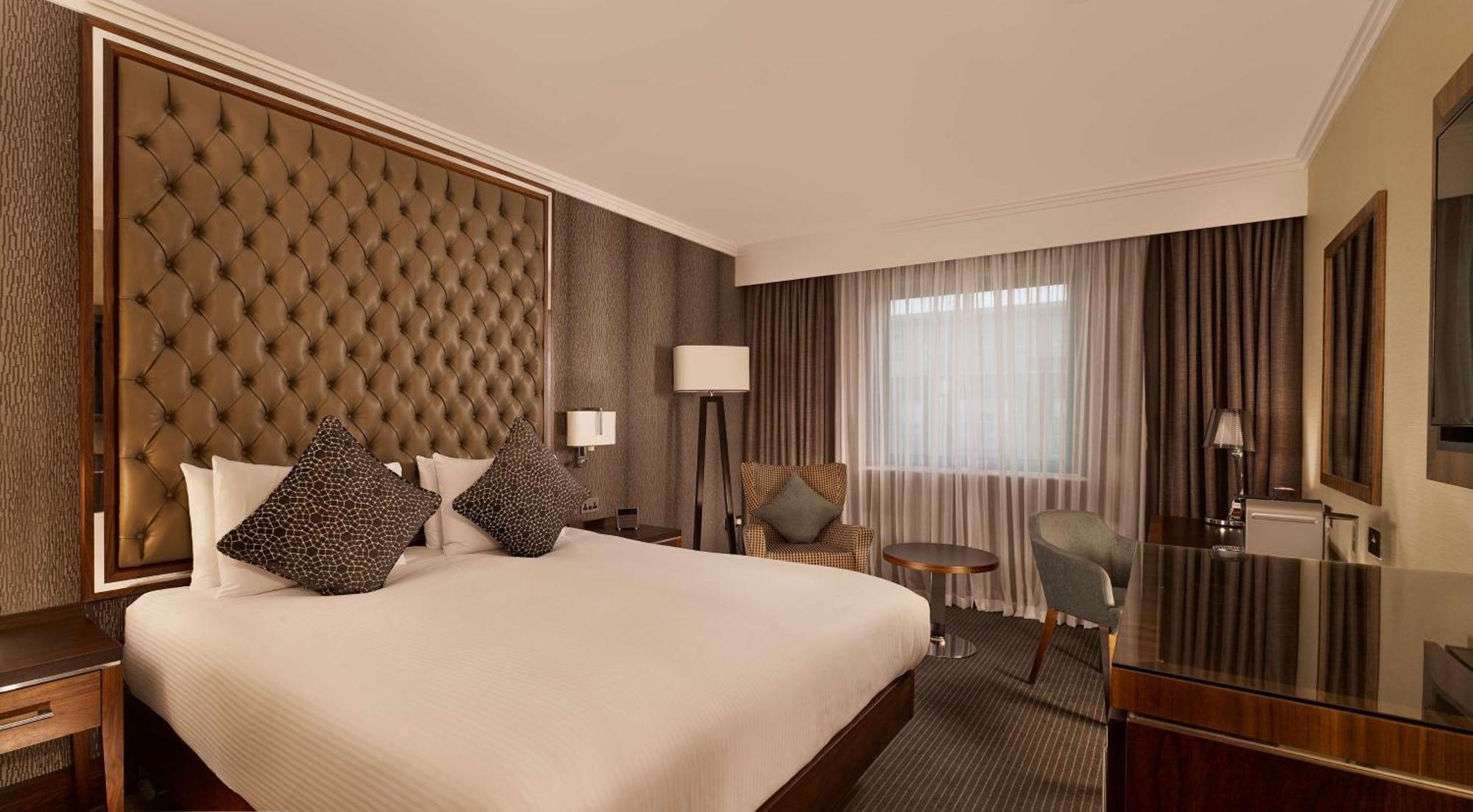 Doubletree By Hilton Woking Hotell Exteriör bild