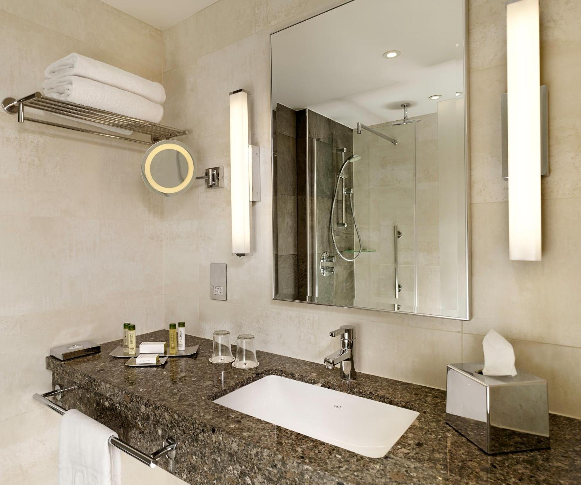 Doubletree By Hilton Woking Hotell Exteriör bild