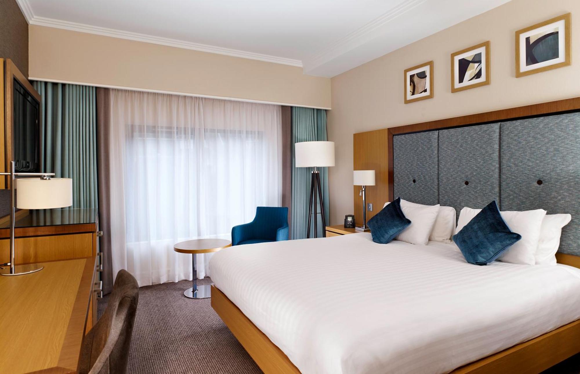 Doubletree By Hilton Woking Hotell Exteriör bild