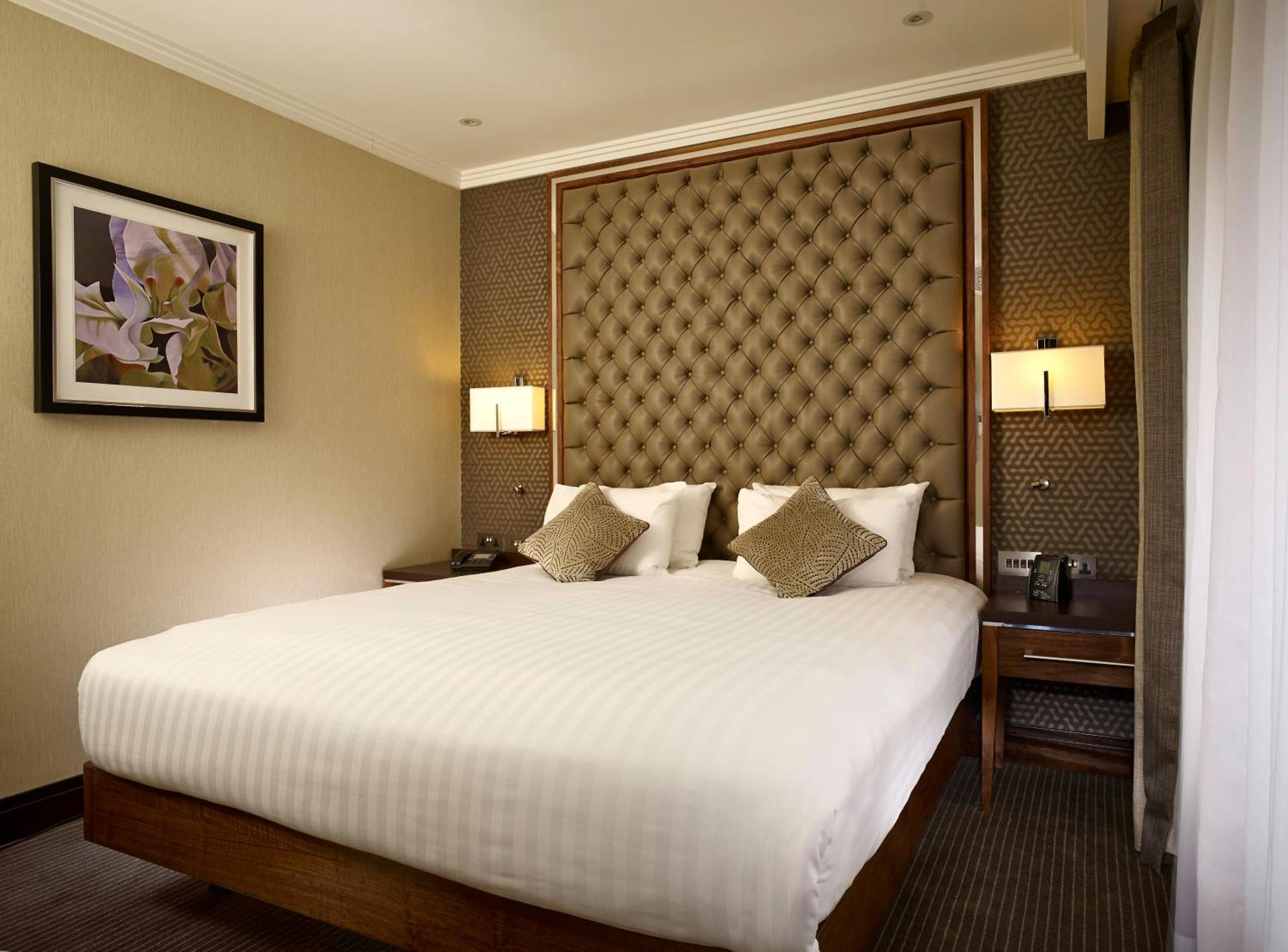 Doubletree By Hilton Woking Hotell Exteriör bild