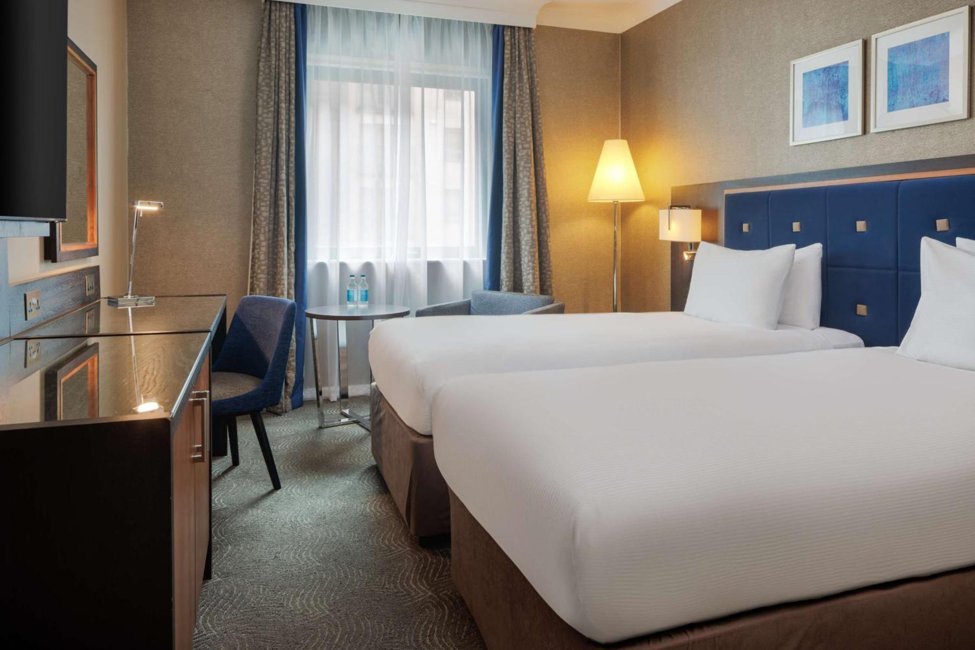 Doubletree By Hilton Woking Hotell Exteriör bild