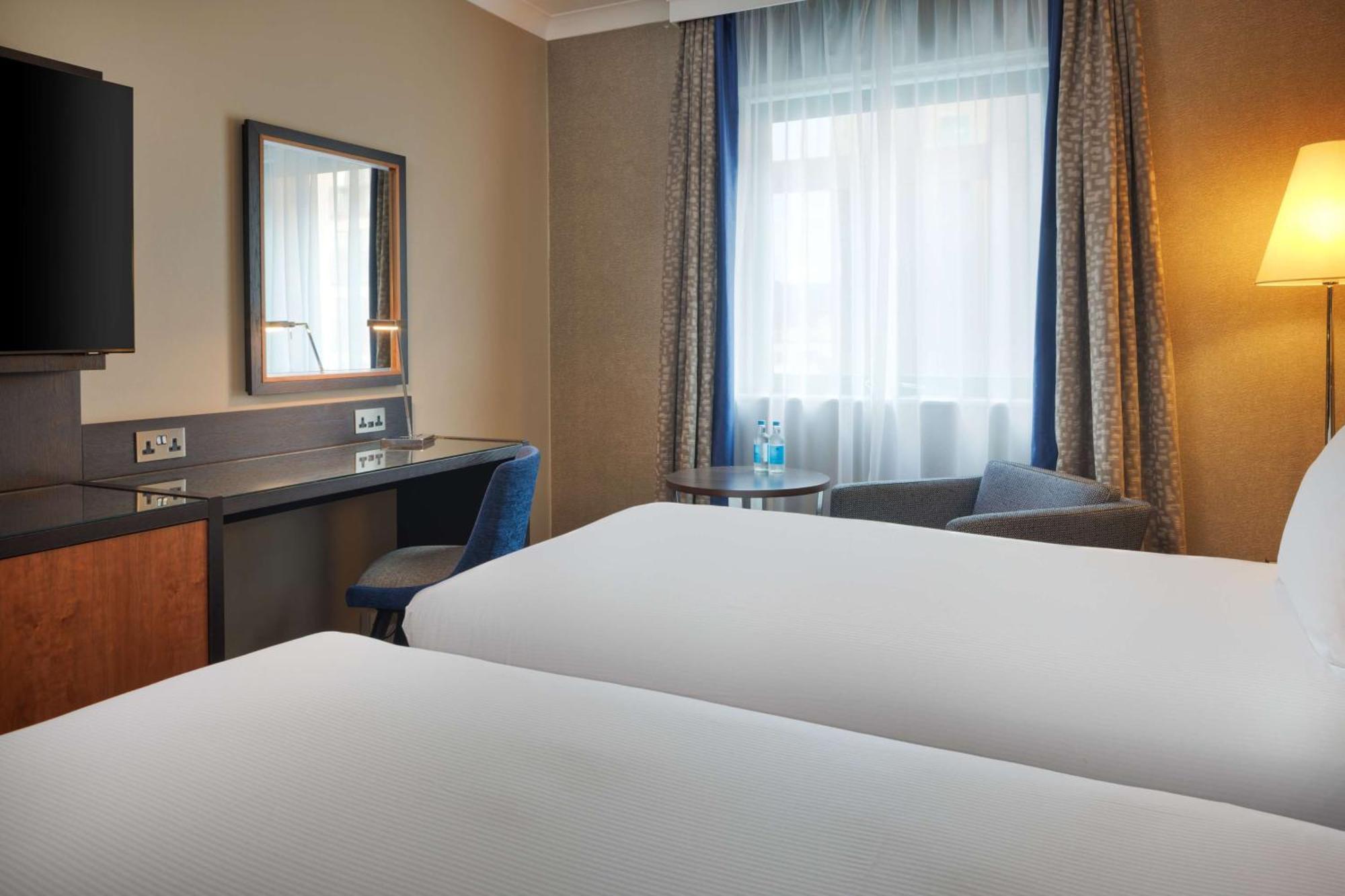 Doubletree By Hilton Woking Hotell Exteriör bild