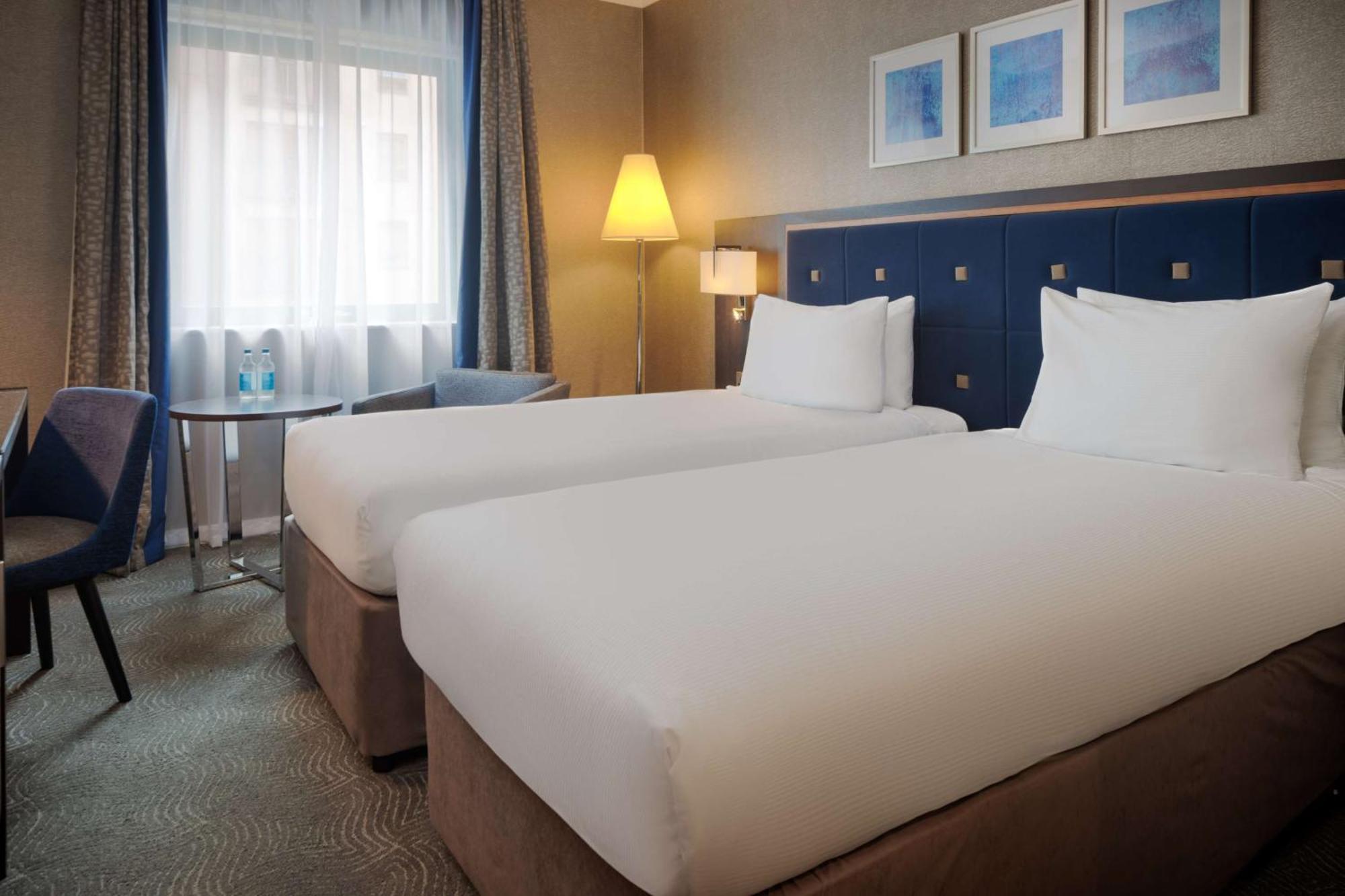 Doubletree By Hilton Woking Hotell Exteriör bild