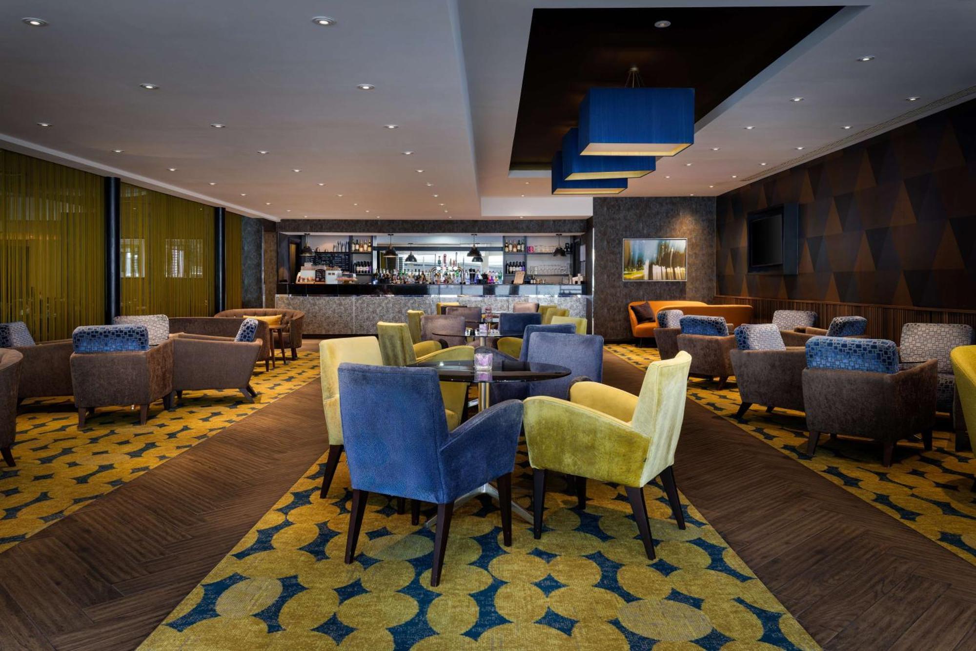 Doubletree By Hilton Woking Hotell Exteriör bild