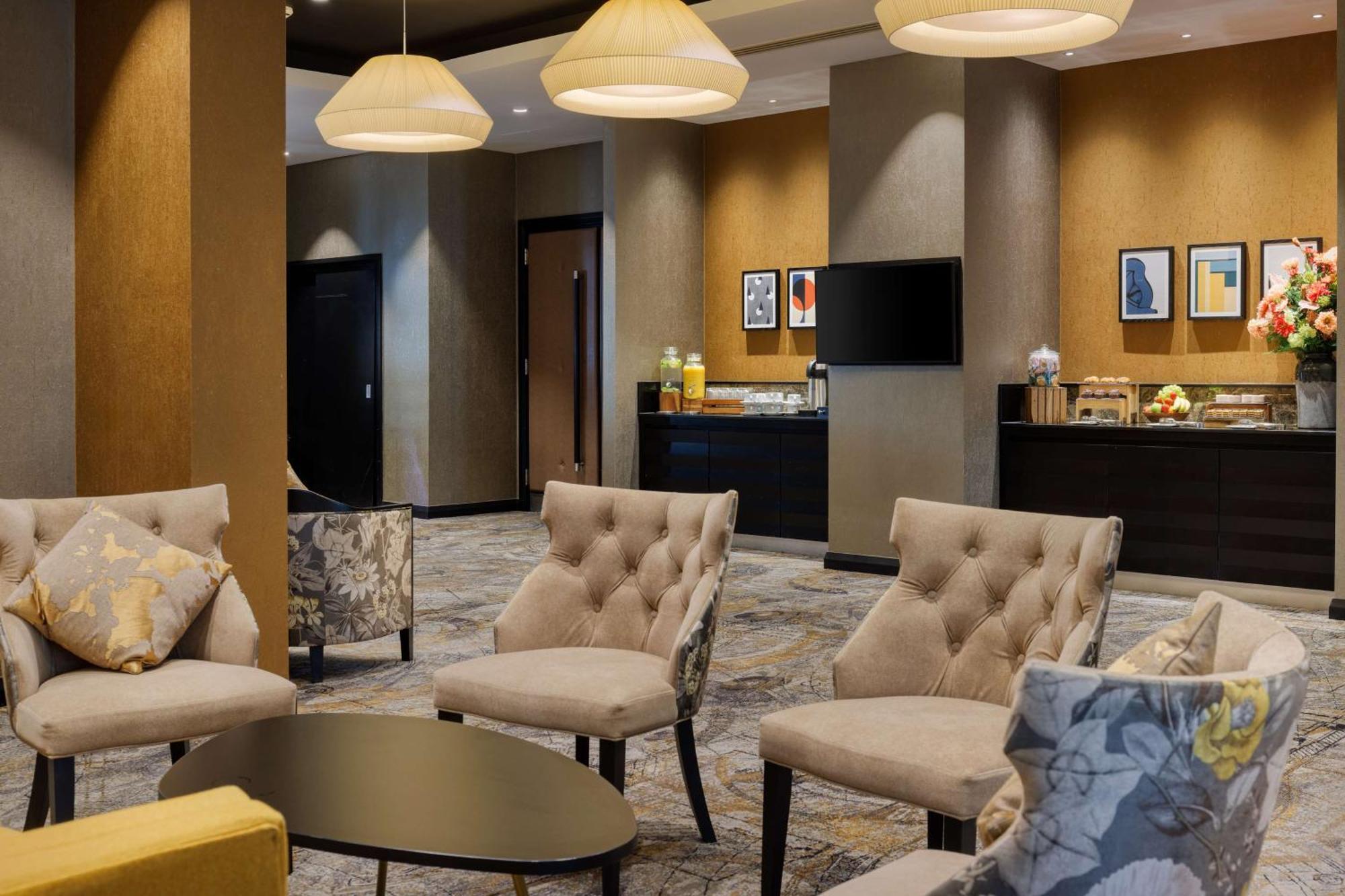 Doubletree By Hilton Woking Hotell Exteriör bild