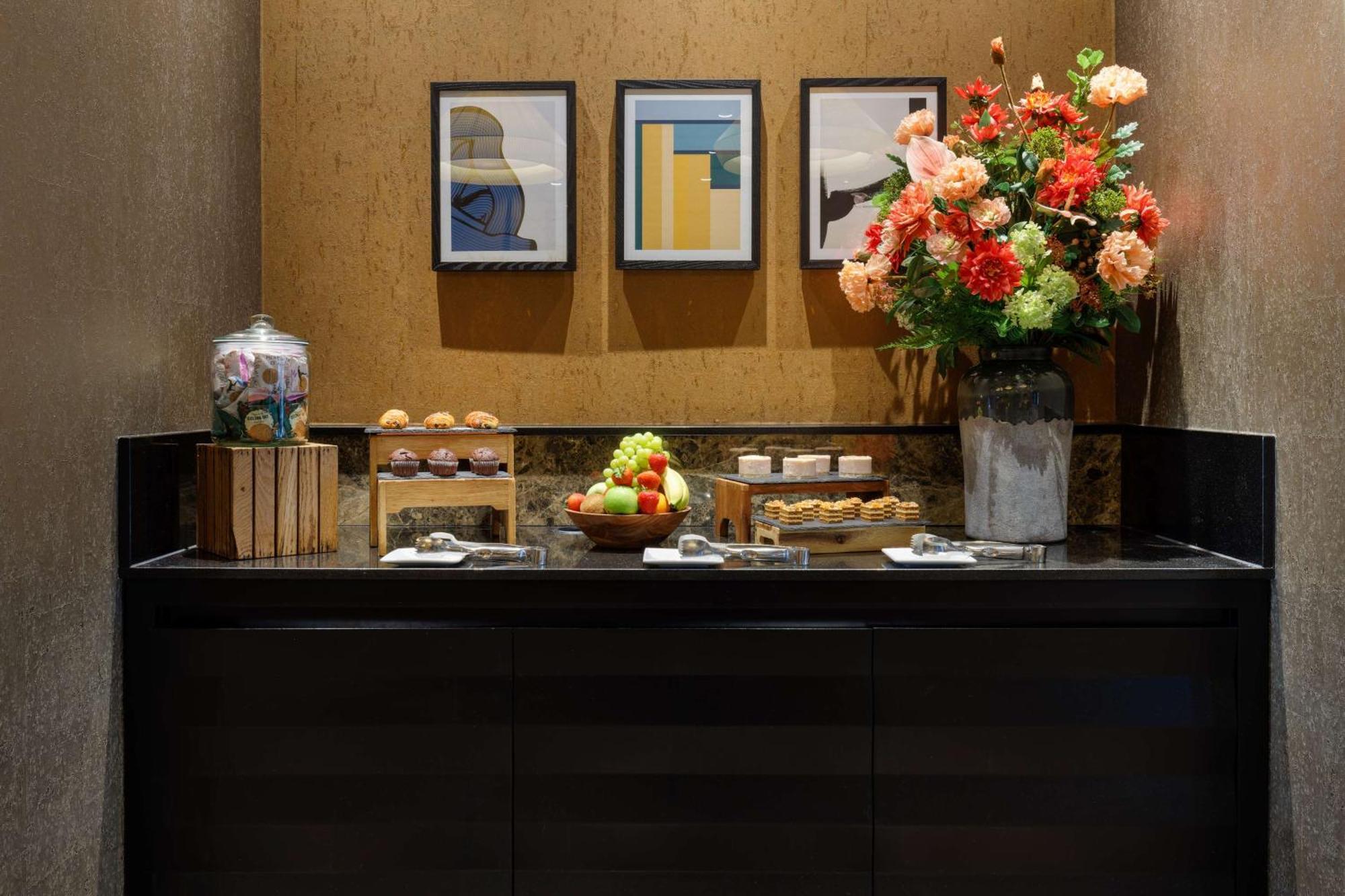 Doubletree By Hilton Woking Hotell Exteriör bild