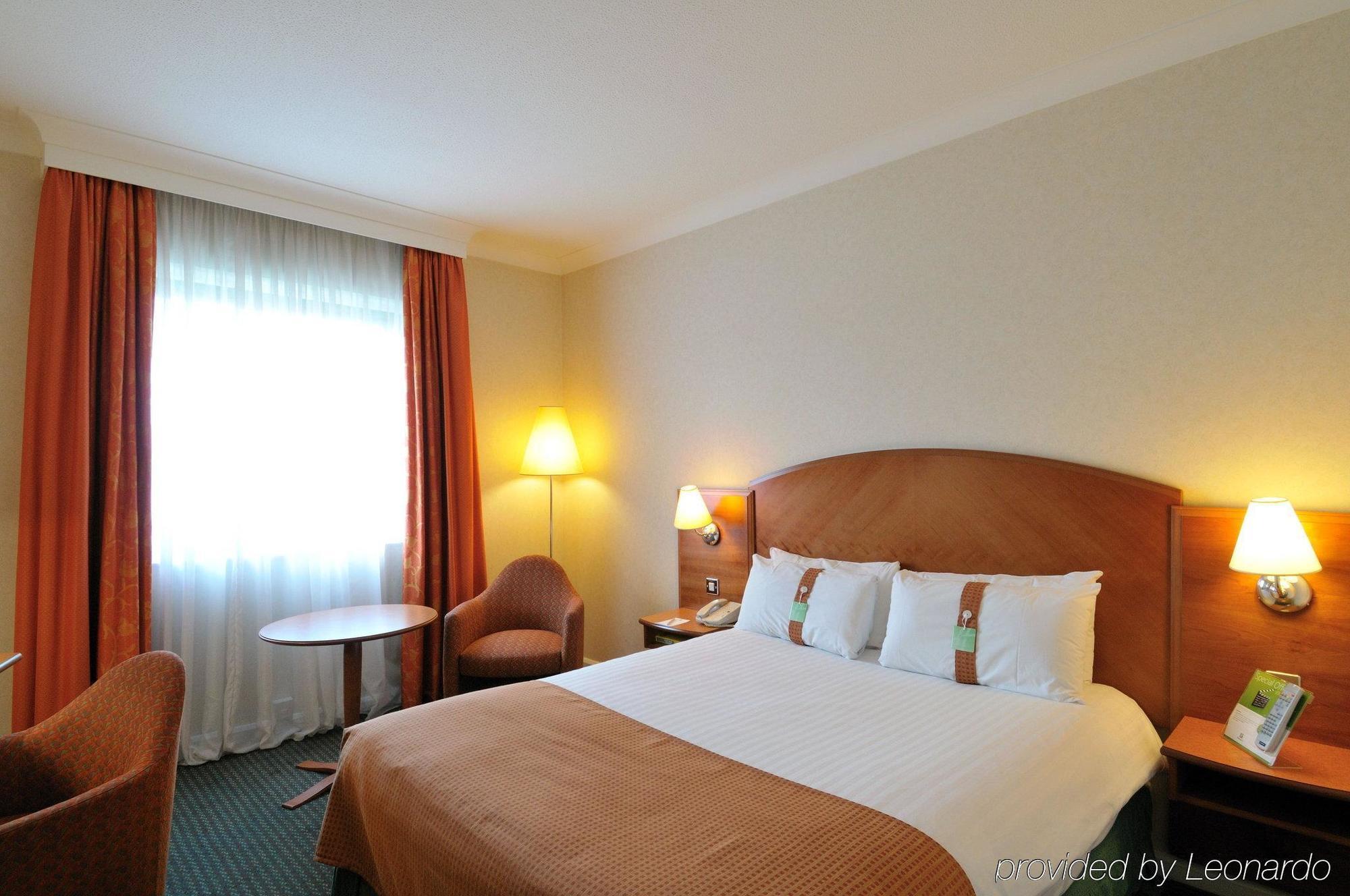 Doubletree By Hilton Woking Hotell Exteriör bild