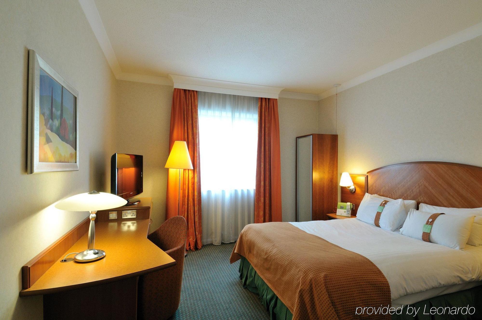 Doubletree By Hilton Woking Hotell Exteriör bild