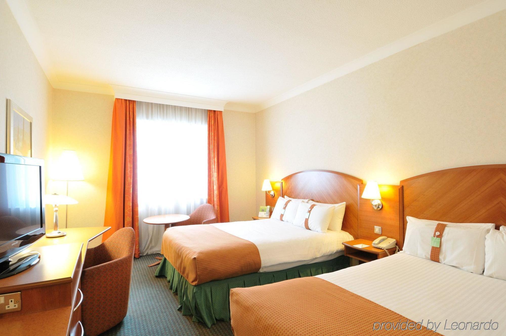 Doubletree By Hilton Woking Hotell Exteriör bild
