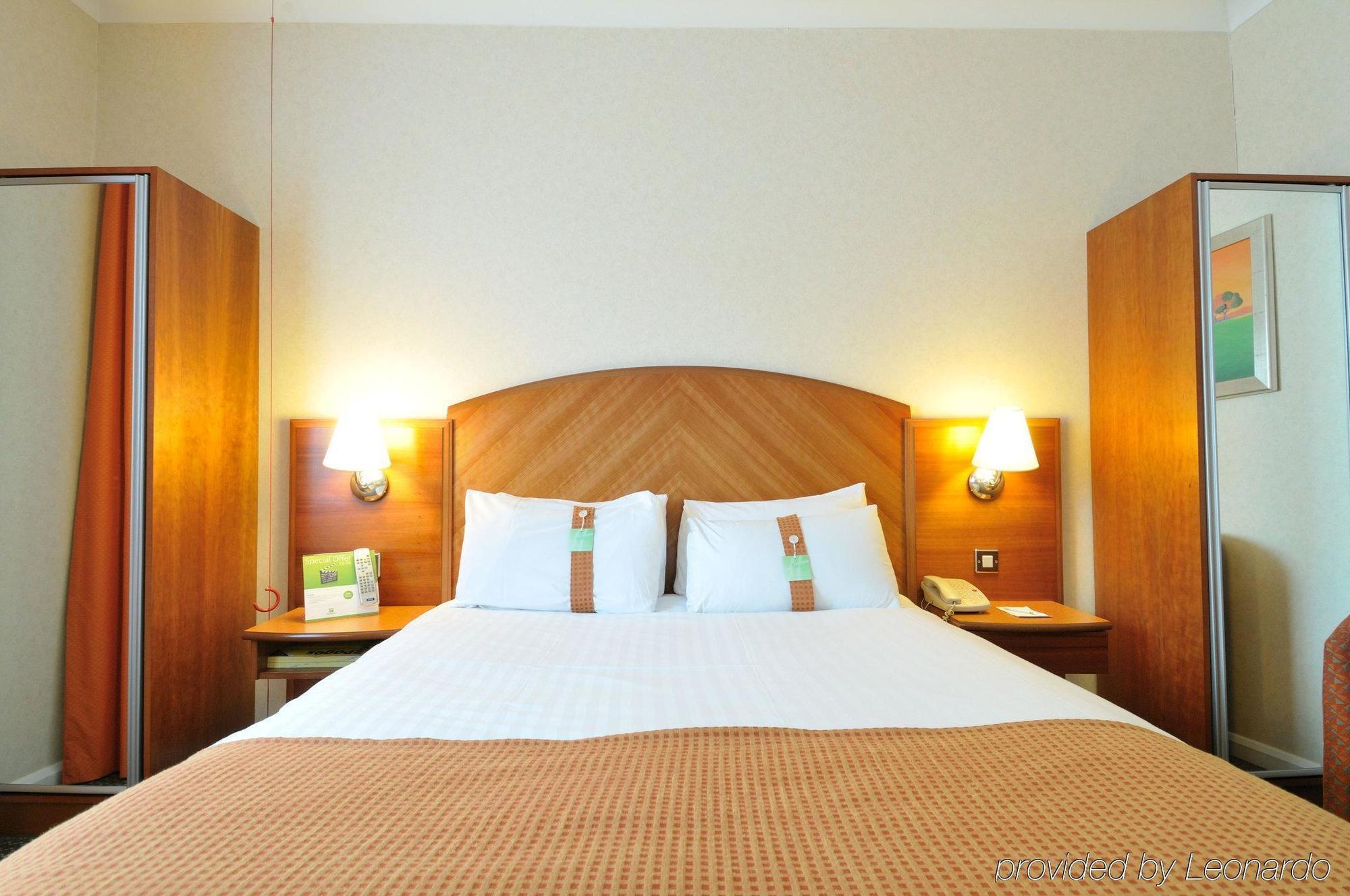 Doubletree By Hilton Woking Hotell Exteriör bild