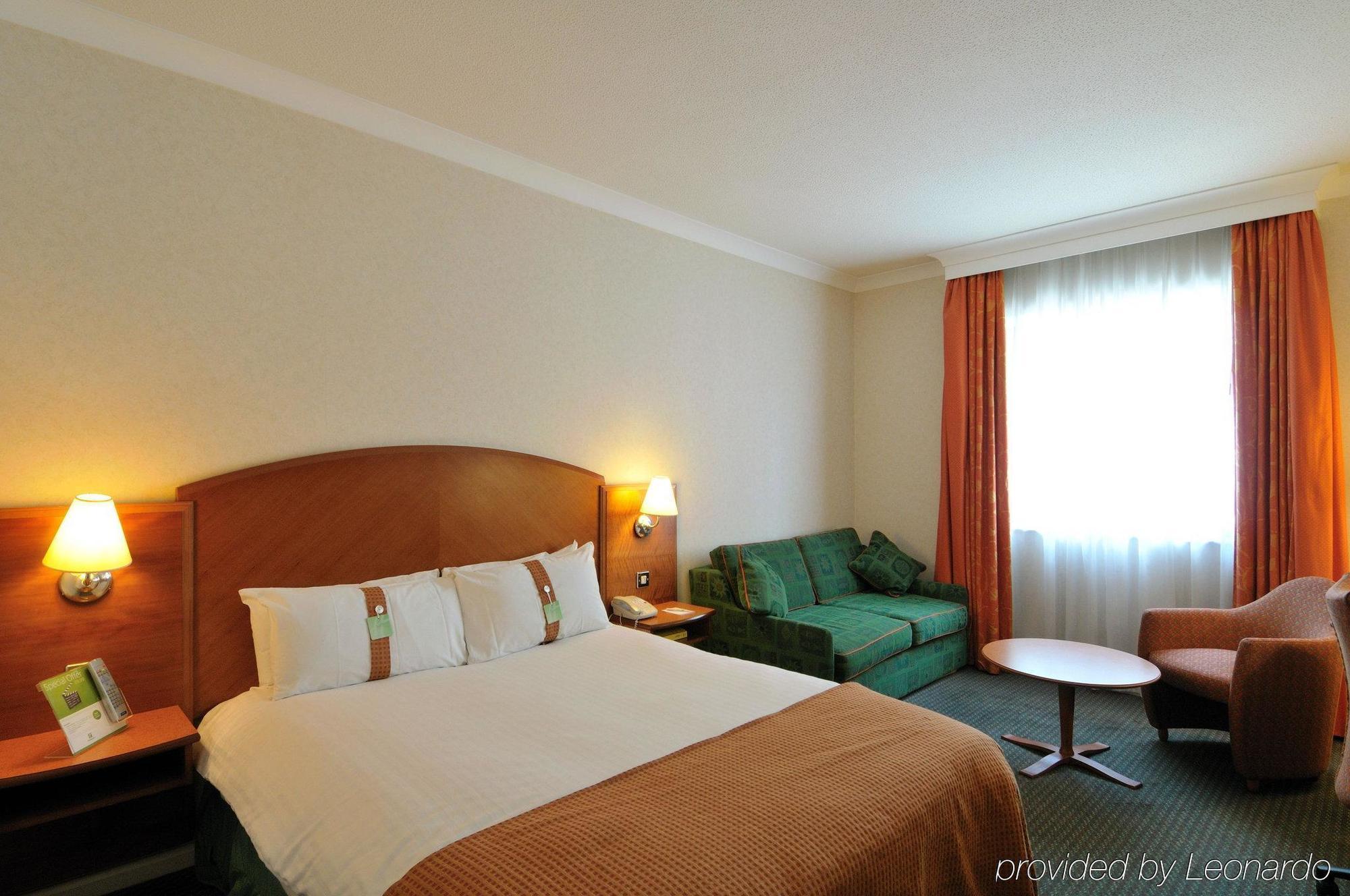 Doubletree By Hilton Woking Hotell Exteriör bild