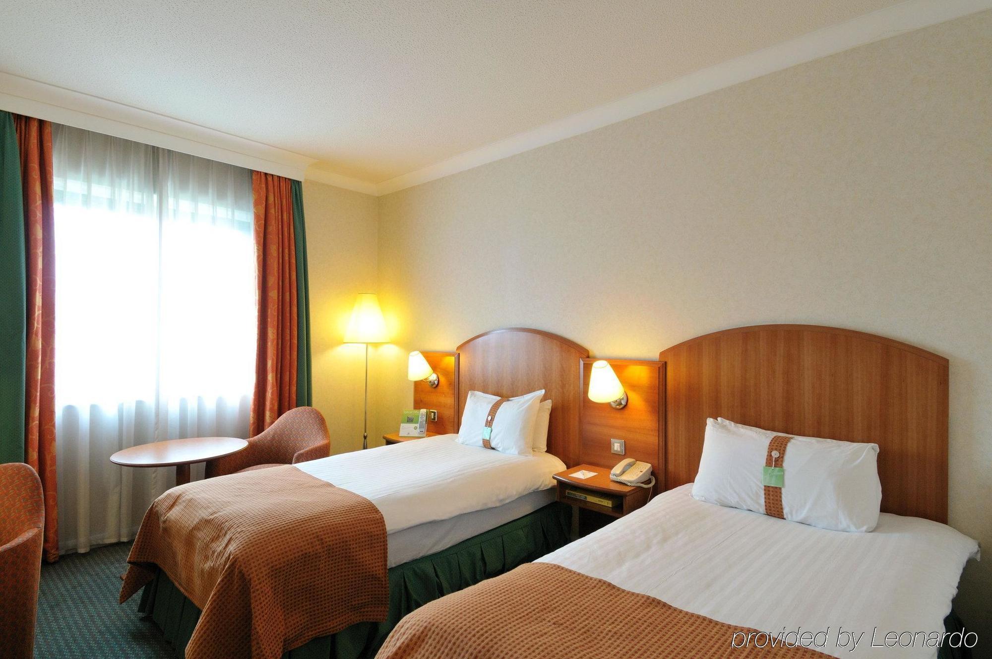 Doubletree By Hilton Woking Hotell Exteriör bild