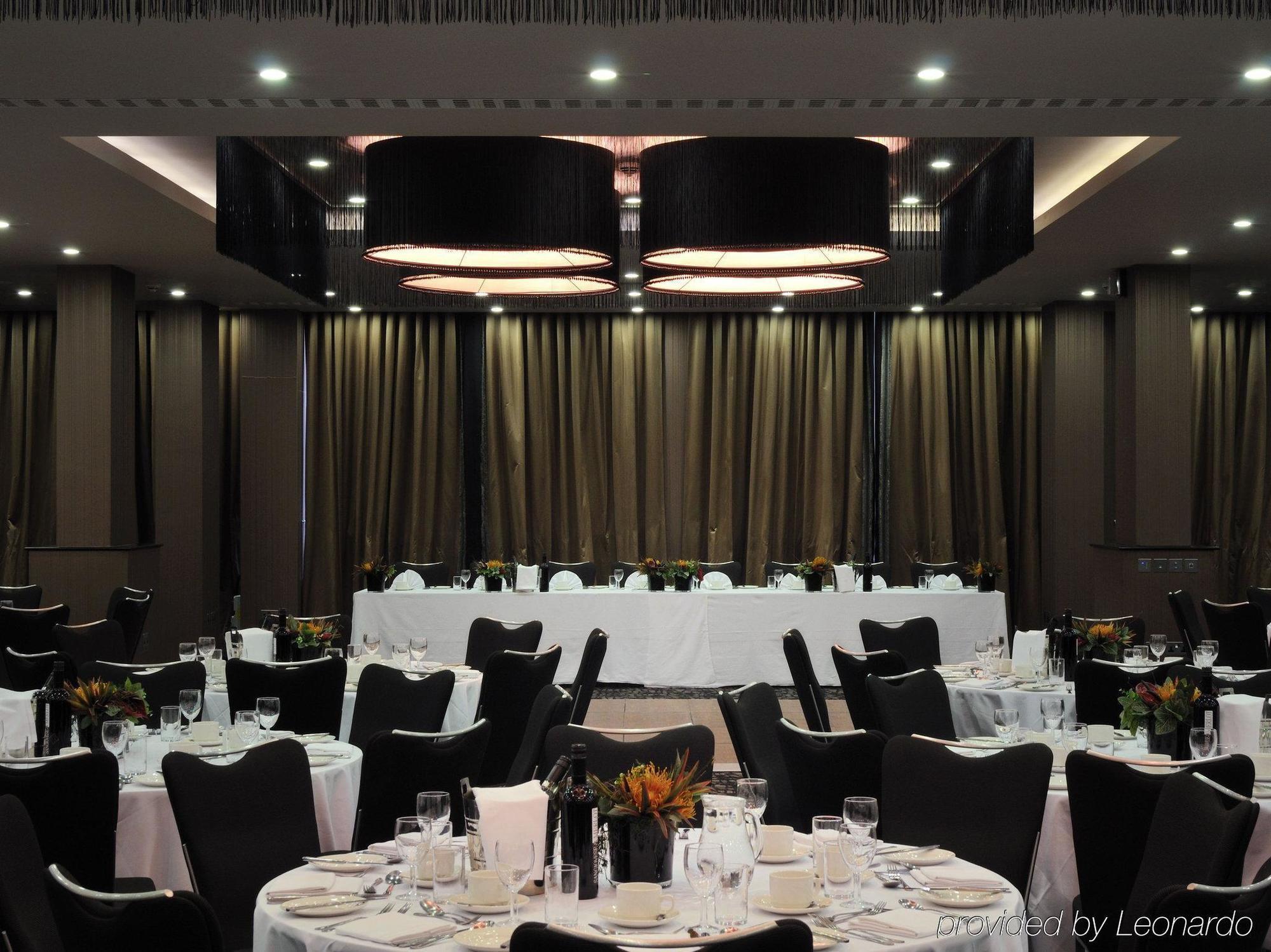 Doubletree By Hilton Woking Hotell Exteriör bild