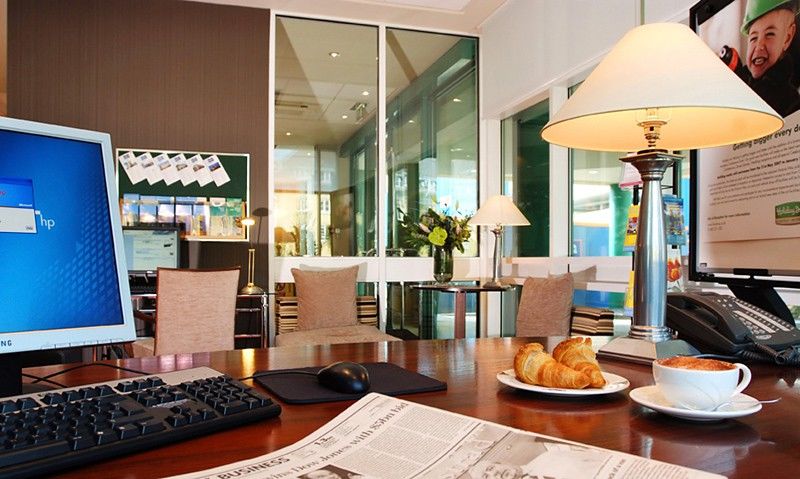 Doubletree By Hilton Woking Hotell Exteriör bild