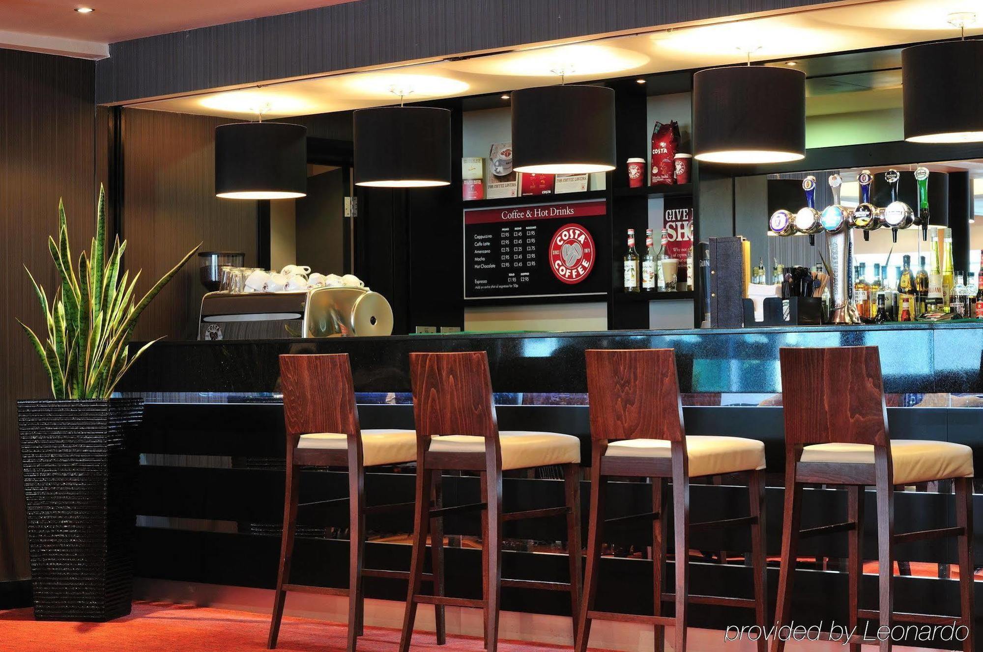 Doubletree By Hilton Woking Hotell Restaurang bild